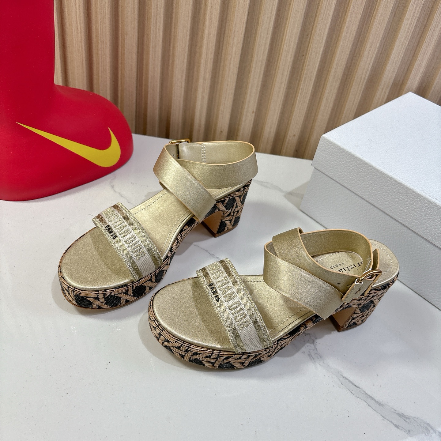 Dior 迪奥 Dior 2025 春夏新款 Attitude 拼色交叉带坡跟女鞋 CD字母logo五金扣厚底圆头露趾凉拖鞋