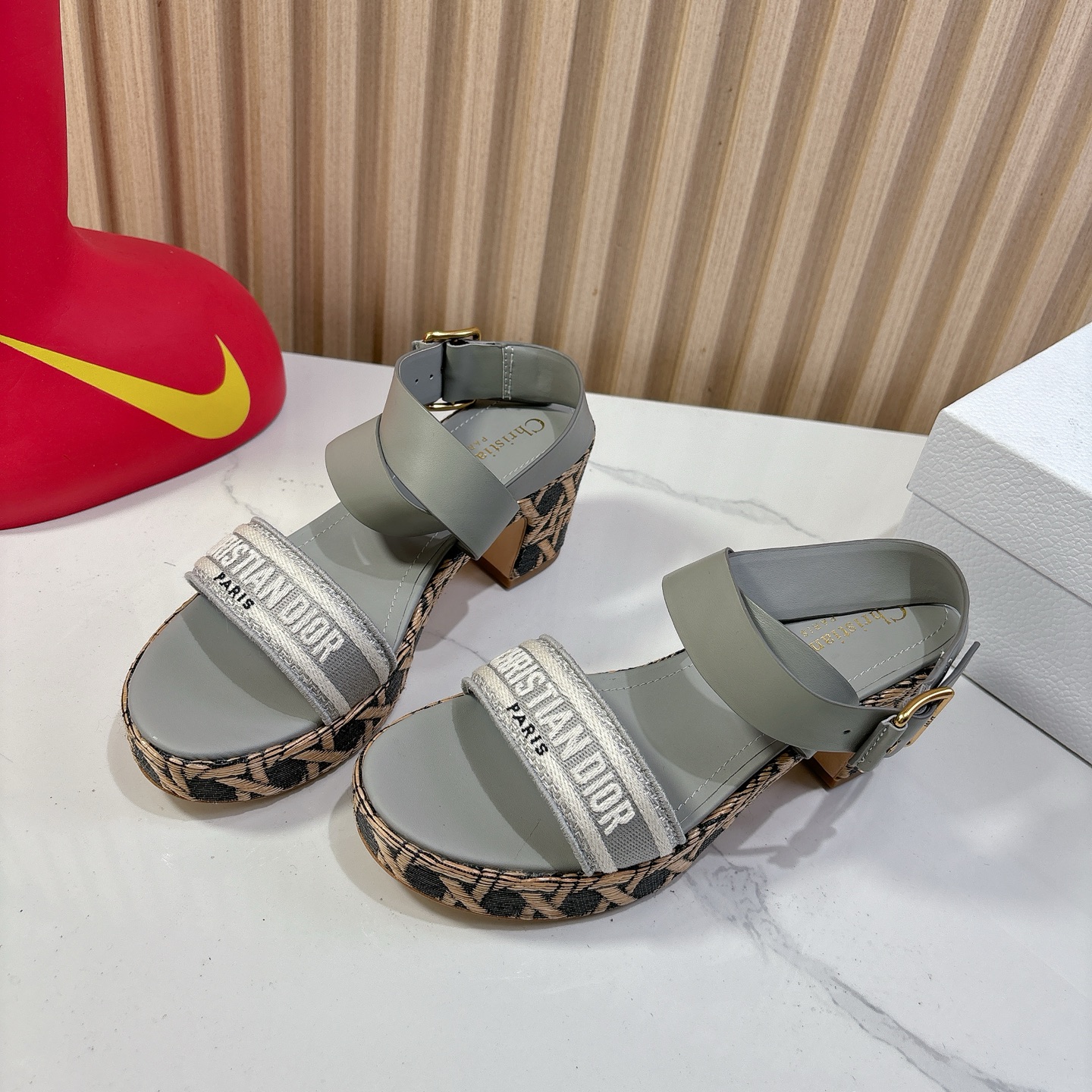 Dior 迪奥 Dior 2025 春夏新款 Attitude 拼色交叉带坡跟女鞋 CD字母logo五金扣厚底圆头露趾凉拖鞋