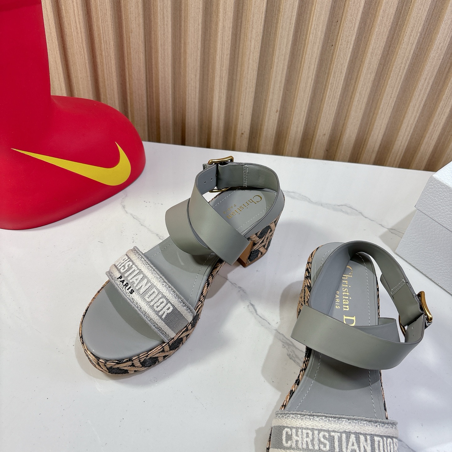 Dior 迪奥 Dior 2025 春夏新款 Attitude 拼色交叉带坡跟女鞋 CD字母logo五金扣厚底圆头露趾凉拖鞋