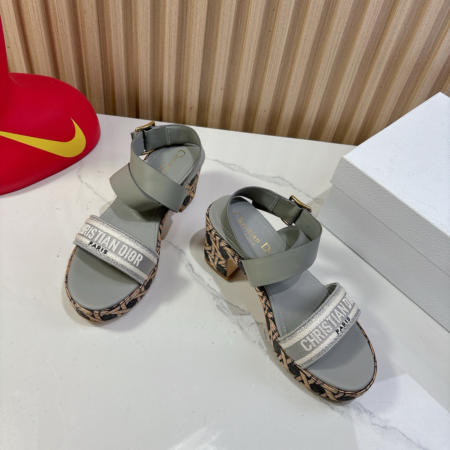Dior 迪奥 Dior 2025 春夏新款 Attitude 拼色交叉带坡跟女鞋 CD字母logo五金扣厚底圆头露趾凉拖鞋