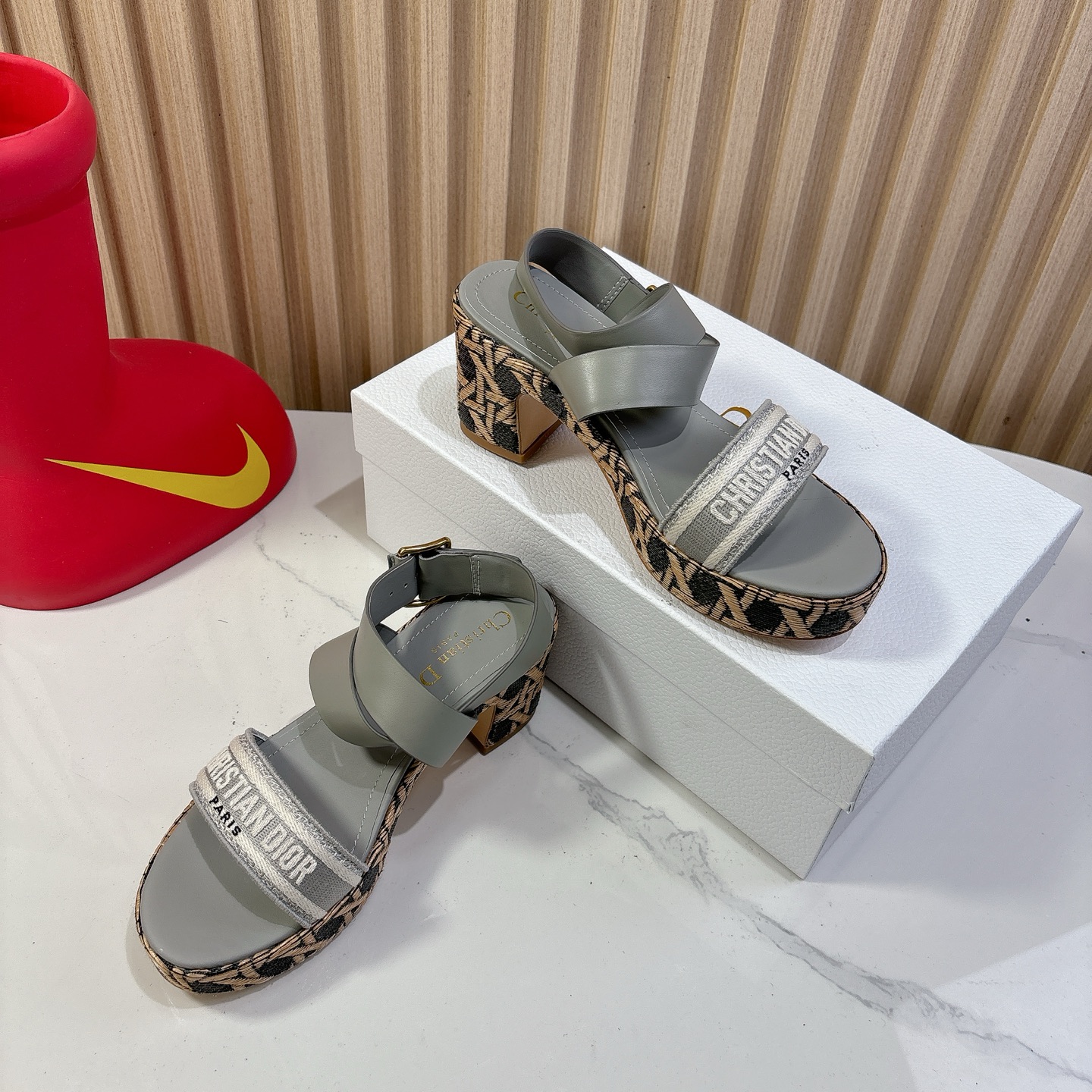 Dior 迪奥 Dior 2025 春夏新款 Attitude 拼色交叉带坡跟女鞋 CD字母logo五金扣厚底圆头露趾凉拖鞋