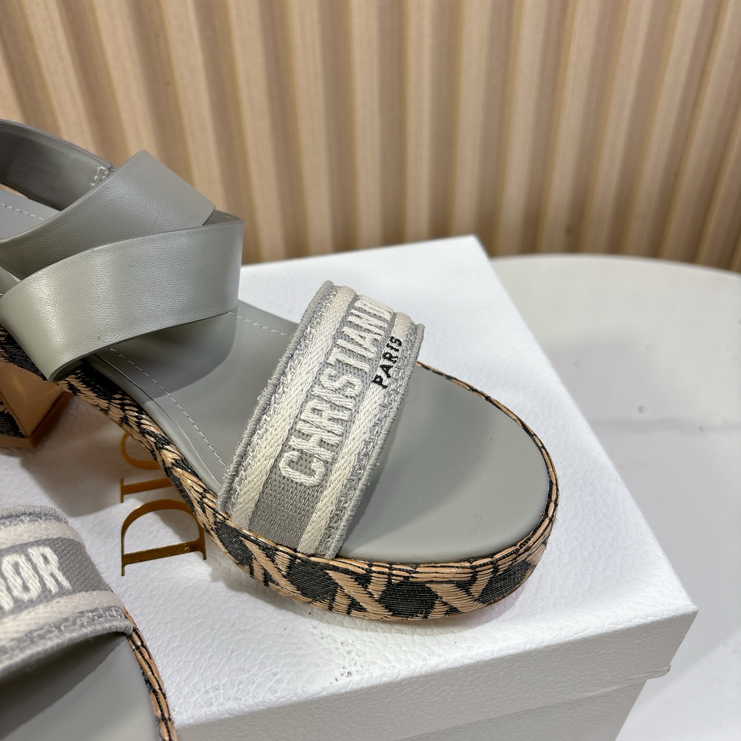 Dior 迪奥 Dior 2025 春夏新款 Attitude 拼色交叉带坡跟女鞋 CD字母logo五金扣厚底圆头露趾凉拖鞋