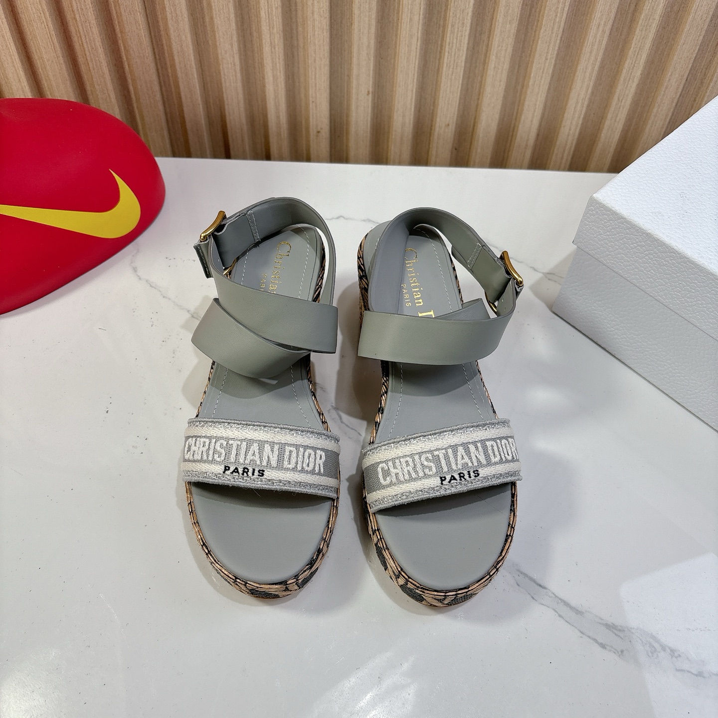 Dior 迪奥 Dior 2025 春夏新款 Attitude 拼色交叉带坡跟女鞋 CD字母logo五金扣厚底圆头露趾凉拖鞋