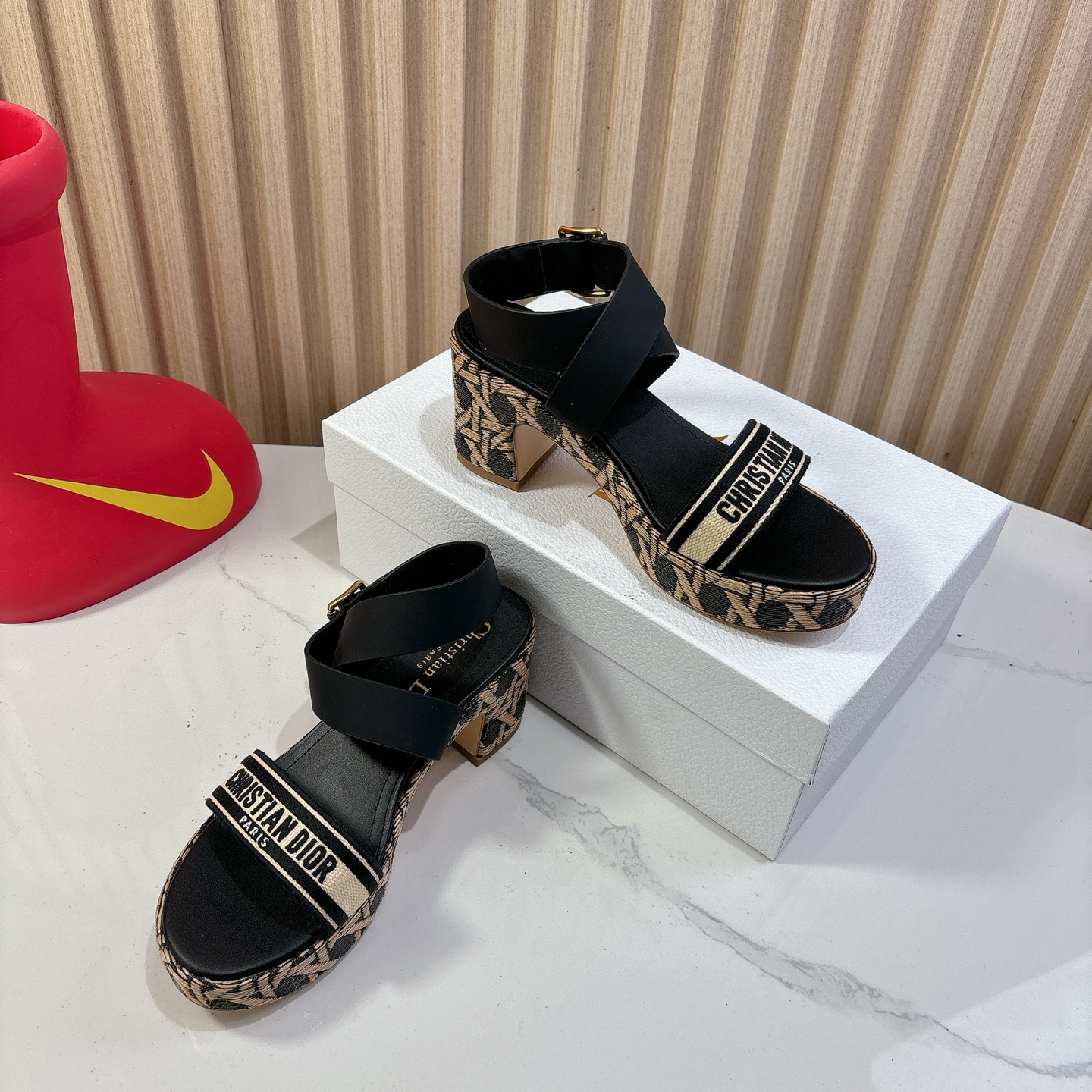 Dior 迪奥 Dior 2025 春夏新款 Attitude 拼色交叉带坡跟女鞋 CD字母logo五金扣厚底圆头露趾凉拖鞋