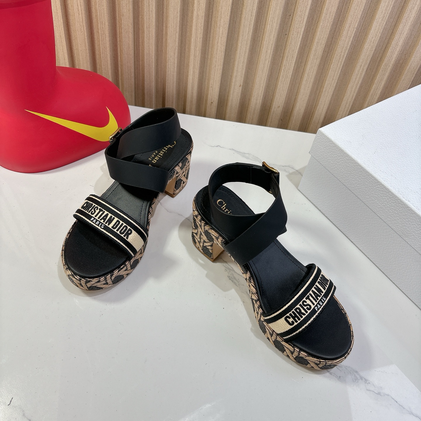 Dior 迪奥 Dior 2025 春夏新款 Attitude 拼色交叉带坡跟女鞋 CD字母logo五金扣厚底圆头露趾凉拖鞋