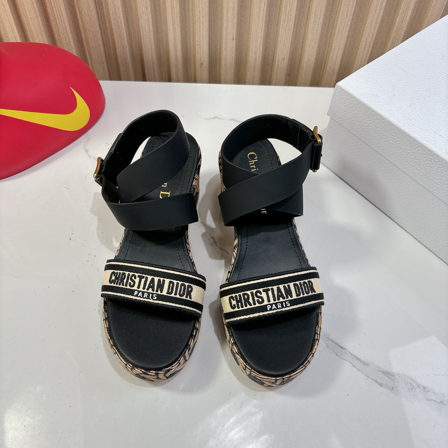 Dior 迪奥 Dior 2025 春夏新款 Attitude 拼色交叉带坡跟女鞋 CD字母logo五金扣厚底圆头露趾凉拖鞋