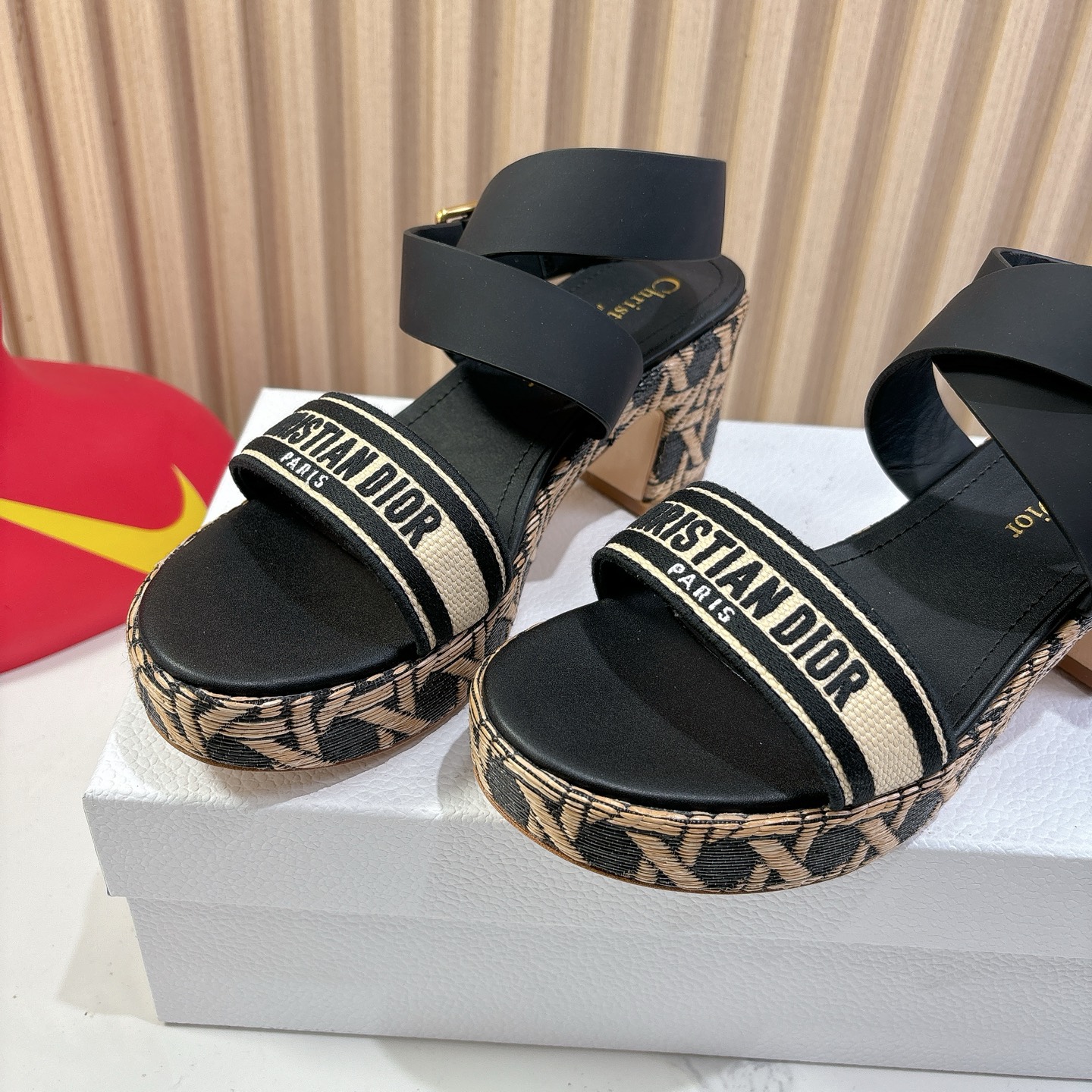 Dior 迪奥 Dior 2025 春夏新款 Attitude 拼色交叉带坡跟女鞋 CD字母logo五金扣厚底圆头露趾凉拖鞋