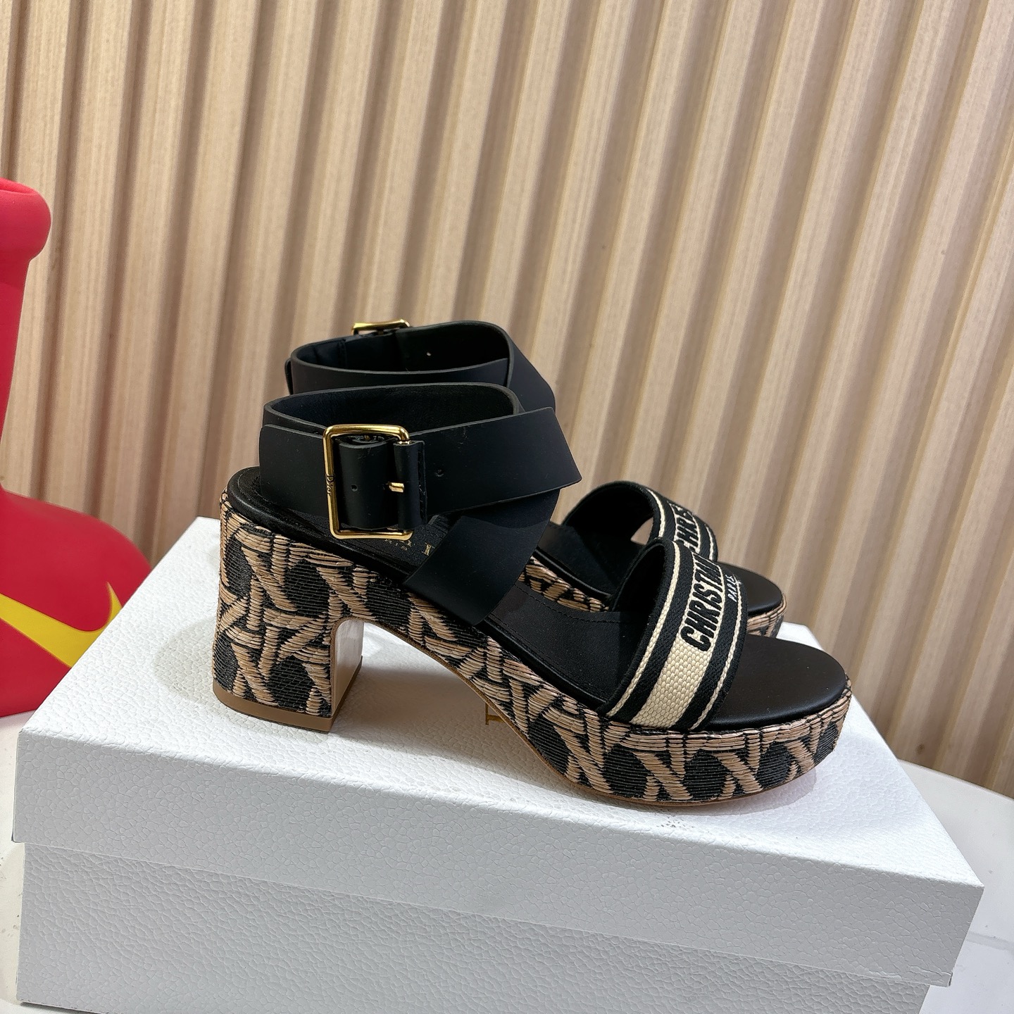 Dior 迪奥 Dior 2025 春夏新款 Attitude 拼色交叉带坡跟女鞋 CD字母logo五金扣厚底圆头露趾凉拖鞋