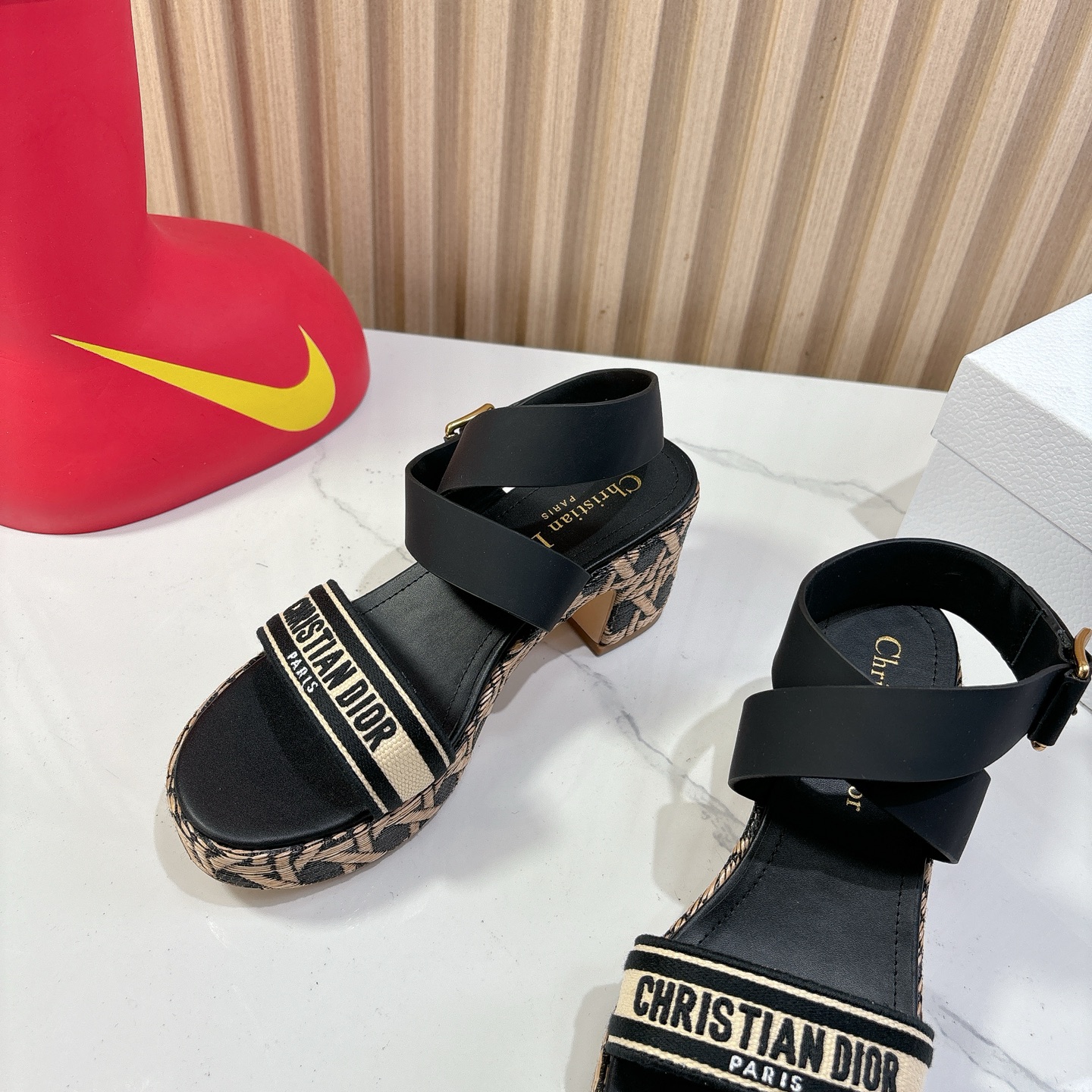 Dior 迪奥 Dior 2025 春夏新款 Attitude 拼色交叉带坡跟女鞋 CD字母logo五金扣厚底圆头露趾凉拖鞋