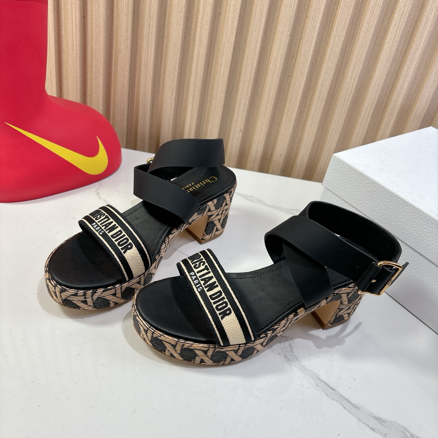 NO:759086,Dior 2025 Spring and Summer New Attitude Cross-strap Wedge Women's Shoes with CD Letters Logo Hardware Buckle Thick-soled Round Toe Open-toe Sandals Material: Imported calfskin upper + water-dyed sheepskin foot lining + original consistent combination outsole sole thickness 6CM size 35-41 (40.41 customized, non-refundable), sandals, dior, dior, sandals, slippers, cowhide, sheepskin19860909迪奥 Dior 2025 春夏新款 Attitude 拼色交叉带坡跟女鞋 CD字母logo五金扣厚底圆头露趾凉拖鞋 材质:鞋面进口小牛皮+水染羊皮垫脚内里+原版一致组合大底 底厚6CM size35-41（40.41定做不退不换）,凉鞋,dior,dior,sandals,slippers,cowhide,sheepskin,Women's Shoes