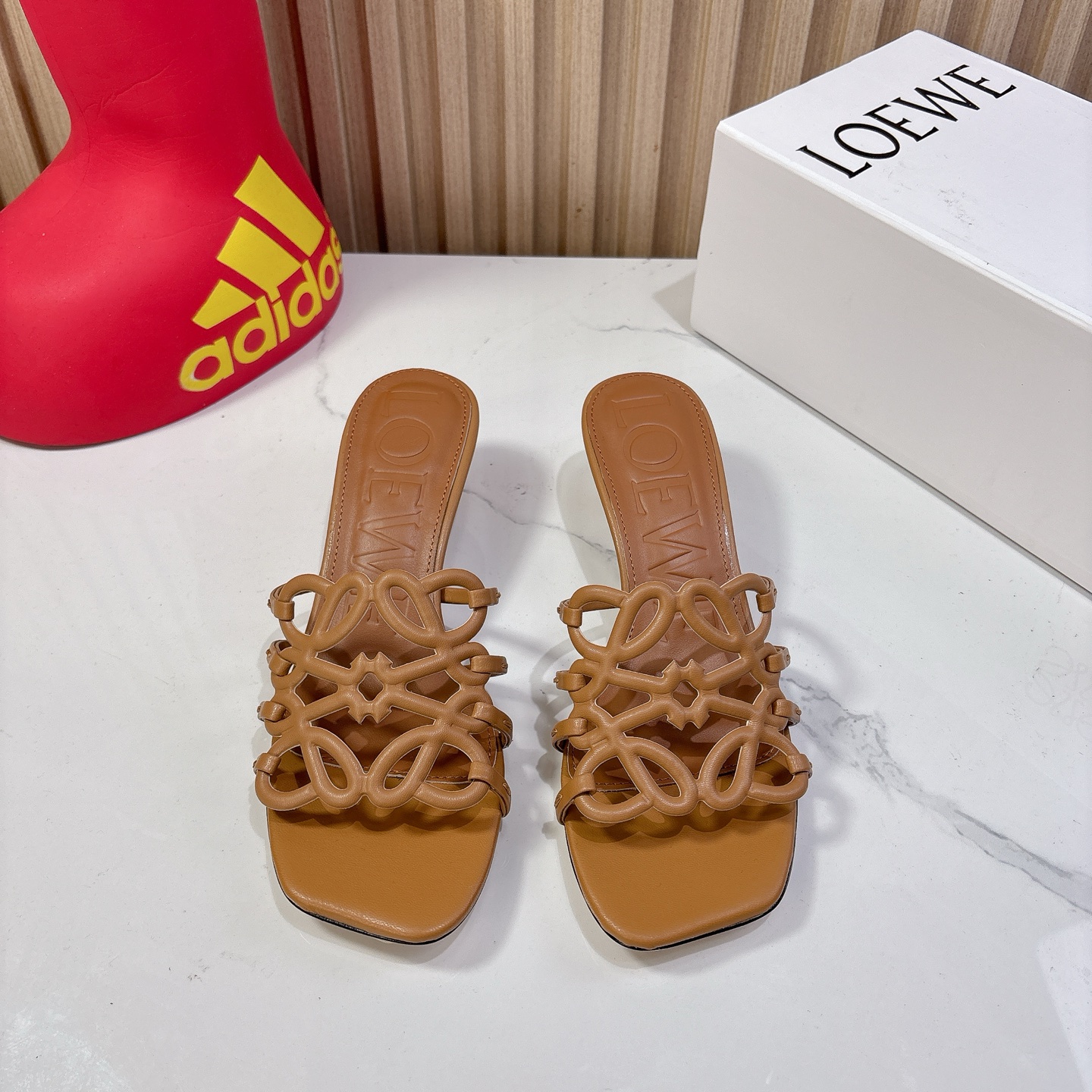 NO:263478,Genuine leather sole Size: 35-42 (customized for 41.42) Heel height: 4.5cm LOEWE 25ss Spring and summer new product slippers Crazy grass planting simple design feels cleaner and more elegant, making you miss it. The color is also very pleasing and beautiful. When you put it on, you will have a strong temperament and aura. It is invincible and handsome. High heels slippers, loewe, loewe, high heels, slippers19860909真皮底  码数:35-42（41.42定做） 跟高:4.5cm LOEWE 罗意威 25ss 春夏新品 拖鞋 疯狂种草简约设计感觉更干净优雅 让你念念不忘 颜色也很耐看漂亮,上脚瞬间气质十足气场,简直无敌帅气有型,高跟鞋拖鞋,loewe,loewe,high heels,slippers,Women's Shoes