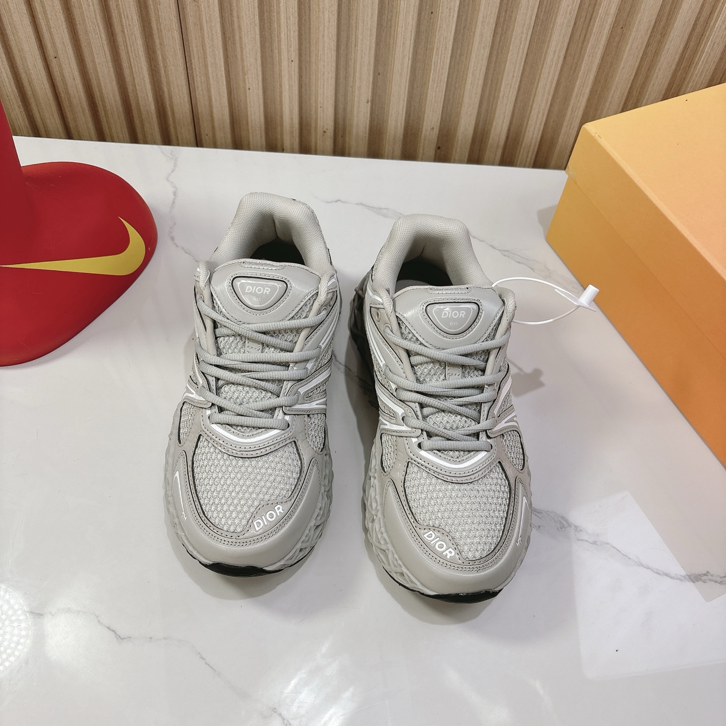 NO:390871,Dior x Kaws Co-branded B35 Capsule Couple Series Hollow Mesh Original Purchase and Development Made This new sneaker, called B35 NXT, uses 3D printing technology to make a hollow sole, and the body part is a dad shoe style mesh splicing and smooth line layout that fits the current aesthetics, integrating retro millennial and modern technology sense. And from the currently exposed version, this new shoe also offers different style color schemes such as bright color system, dark color system, and retro low saturation color system, which has very good compatibility in different styles. New shoes that combine cutting-edge technology and retro aesthetics Fabric: Original custom imported mesh + technology fabric Custom imported breathable mesh Sole original open mold anti-slip rubber material Sole thickness 6CM  Size 35-44, casual shoes/sports shoes, dior, dior, sneakers19860909Dior x Kaws迪奥 联名款B35胶囊情侣款 系列 镂空 网面 原版购入开发 做货 这款名为B35 NXT 的新款运动鞋 采用了 3D打印技术制成镂空式鞋底,鞋身部分则是十分契合当下审美的老爹鞋样式网面拼接与流畅线条布局,将复古千禧感与现代科技感浑然融为一体；且从当前已曝光的版本来看 这双新鞋款还提供了亮色系、暗色系,以及复古低饱和色系等不同风格配色方案选择,在不同风格造型中都有着十分不俗的兼容性.将前沿科技与复古审美相结合的鞋履新作 面料:原版定制进口网面+科技面料 内里定制进口透气网里 鞋底原版开模防滑橡胶材质 底厚6CM 码数35-44,休闲鞋/运动鞋,dior,dior,sneakers,Women's Shoes