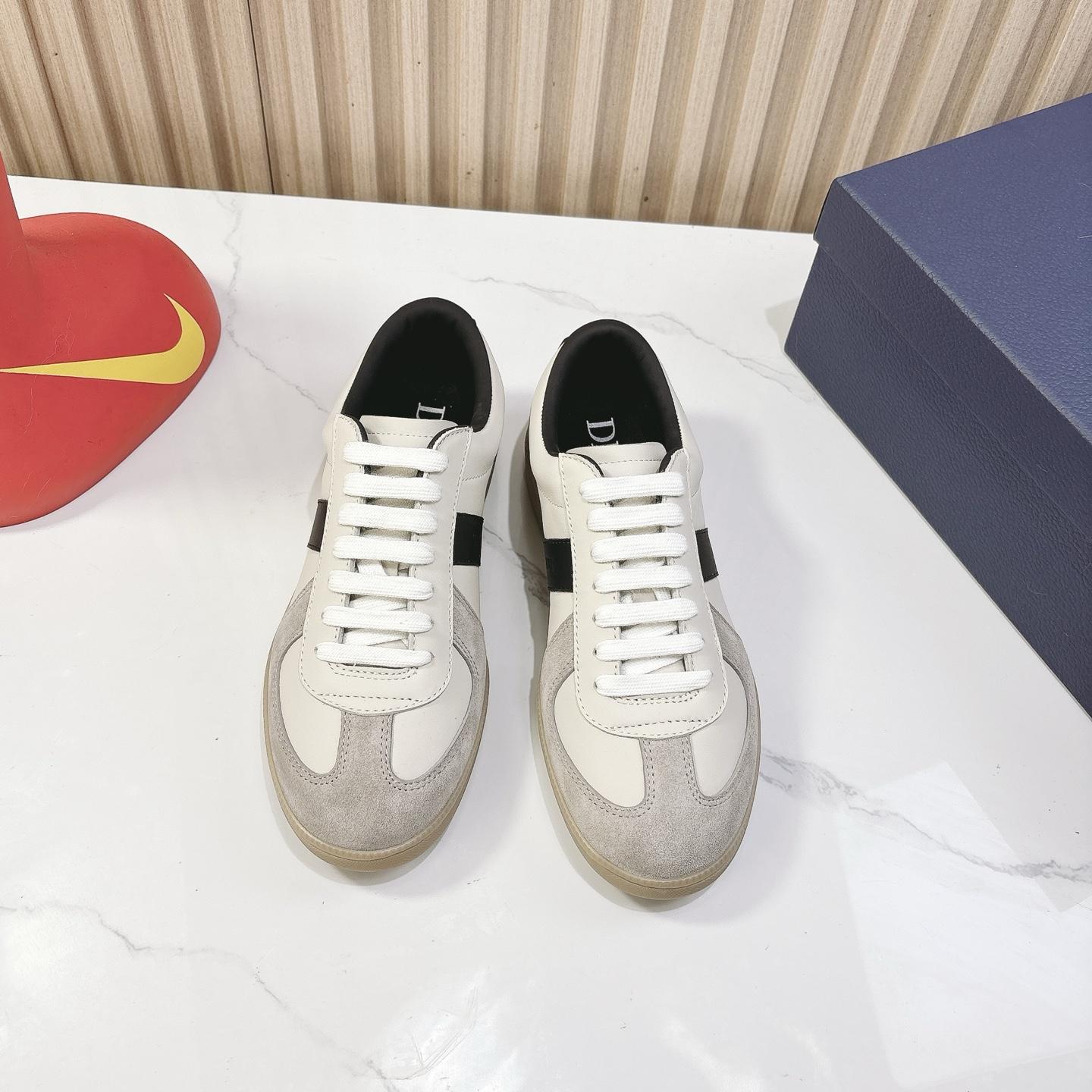 NO:390862,Dior 25 spring and summer new men's casual Forrest Gund training sneakers are the return of classic Dexon styles. The retro style is reinterpreted with a fashionable and elegant silhouette, and the comfortable and elegant basic style is comfortable and elegant. This Matchpoint marks the return of Dior classic styles, reinterpreted with a fashionable and elegant silhouette. The tongue and interior sides are decorated with Dior logo, and the heel is decorated with CD Icon logo. The Dior logo is embellished with a variety of styles from the Dior lcons limited series to create exquisite shapes. Fabric top layer cowhide + suede + embroidery lining sheepskin + high-density breathable outsole original rubber outsole size 35-45, casual shoes/sports shoes, dior, dior, sneakers, cowhide, sheepskin19860909Dior 迪奥 25春夏新款男款休闲阿甘德训运动鞋是为经典德迅款式的回归,复古造型以时尚优雅的廓形重新诠释,舒适优雅百搭的基础款. 这款 Matchpoint 标志着 Dior 经典款式的回归,以时尚优雅的廓形重新诠释.鞋舌和内部侧面饰以 Dior标志,鞋后跟饰以 CD Icon 标志.点缀以 Dior 标志,可与 Dior lcons 限定系列的各式造型搭配,打造精致造型. 面料头层牛皮+绒面+刺绣 里料羊皮+高密度透气 大底原橡胶大底 码数35-45,休闲鞋/运动鞋,dior,dior,sneakers,cowhide,sheepskin,Women's Shoes