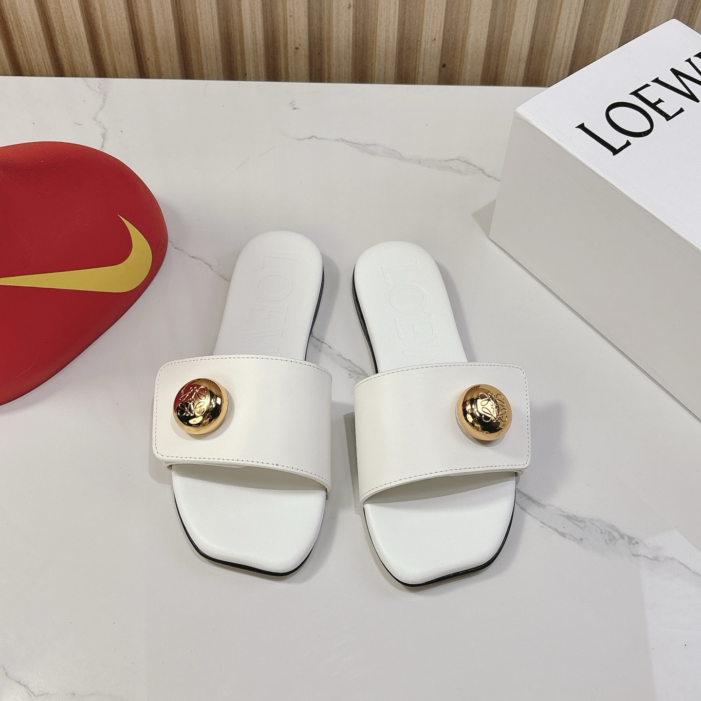 NO:405991,Loewe 25 latest model, unique and eye-catching, highlighting the brand style. The three colors of black, white and brown are classic and elegant, suitable for a variety of styles. High-quality leather material, soft touch. Flat design, comfortable walking Size 35-42 (40.41.42) customized, slippers, loewe, loewe, slippers19860909Loewe罗意威25最新款,独特吸睛,彰显品牌格调.黑白棕三色经典大气,适配多种风格穿搭.优质皮革材质,触感柔软.平底设计,行走舒适 Size 35-42(40.41.42)订做,拖鞋,loewe,loewe,slippers,Women's Shoes