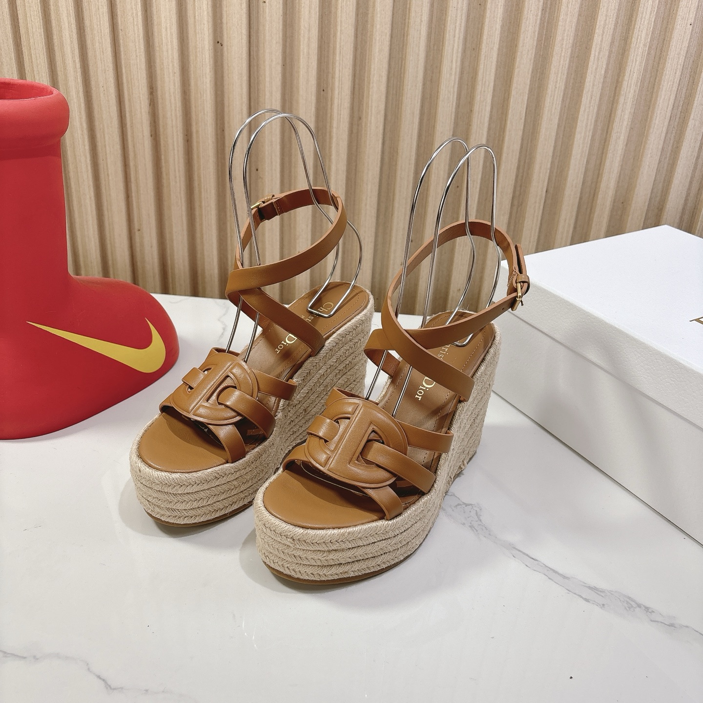 NO:759078,Dior Dior 25ss summer high version new thick-soled slippers are simple and super versatile. Perfect and luxurious on the feet, they can be matched with any spring and summer clothes. The feet feel even more comfortable!  The material is a perfect replica of the original. The original disassembly and molding. The fabric is original custom cowhide, the lining is original custom sheepskin, the foot pads are original custom sheepskin, the outsole is the original woven wedge outsole, the heel height is 9.5cm, the size is 35-41 (40 41 customized), slippers and sandals, dior, dior, sandals, slippers, cowhide, sheepskin19860909Dior 迪奥 25ss 夏季高版本新款 厚底拖鞋 简约超级百搭. 上脚完美奢华可任意搭配春夏服饰. 脚感更是舒适！材质原版完美复刻. 原版拆解开模. 面料原版定制牛皮 内里原版定制羊皮 垫脚原版定制羊皮 大底原版编织坡跟大底 跟高9.5cm 码数35-41（40 41定做）,拖鞋凉鞋,dior,dior,sandals,slippers,cowhide,sheepskin,Women's Shoes