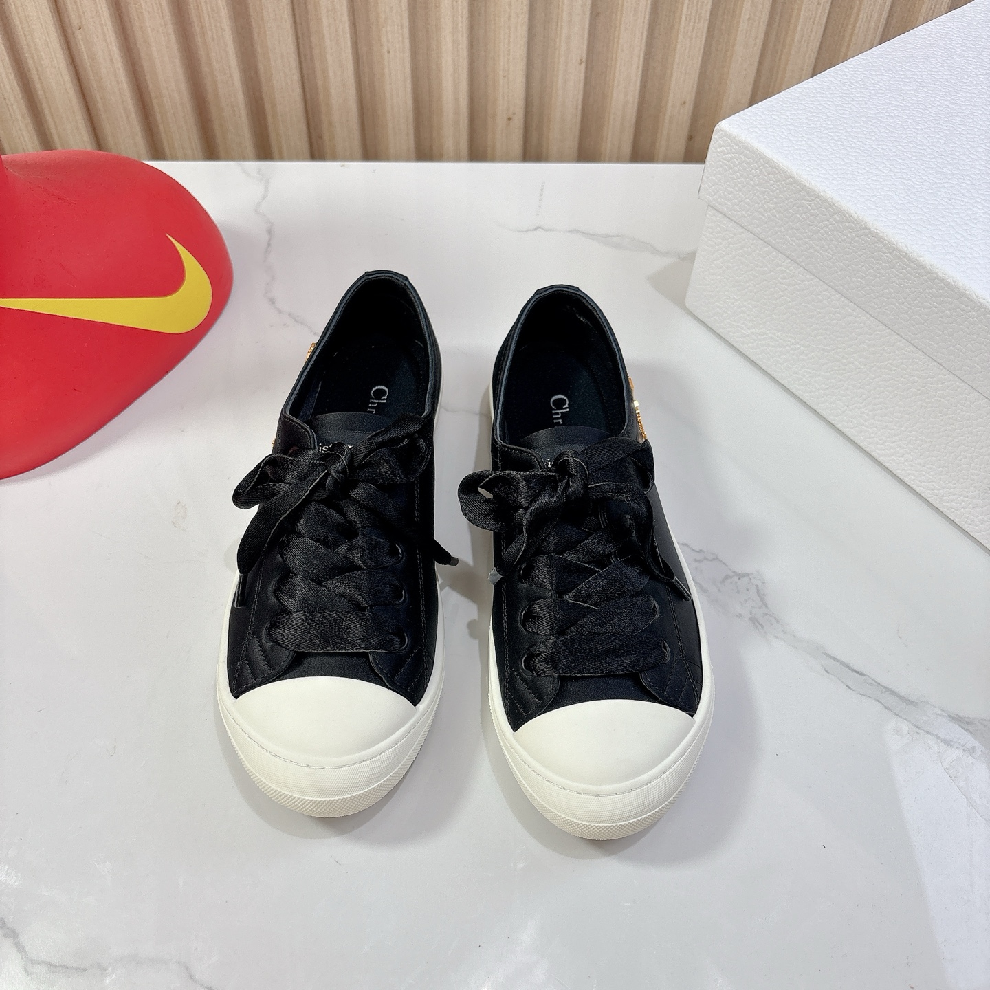 NO:461490,(Top version) Dior/Dior D Home 2025ss new lace-up silk canvas shoes casual shoes original purchase and development Made this silk-face casual shoes are a fashionable item, which is very comfortable and eye-catching on the feet. The original hardware logo accessories on the side add a lot of fashionable temperament to this model Fabric: Original customized silk fabric Inner: Imported breathable mesh Outsole: Original exclusive mold open sole Size: 35-40 (40 custom made no return or exchange), casual shoes/sports shoes, dior, dior, dior, sneakers, real silk19860909（顶级版本） Dior/迪奥D家2025ss新款系带真丝帆布鞋休闲鞋 原版购入开发 做货 这款真丝面休闲鞋是一款时尚单品,上脚特别舒适、亮眼.侧面的原版五金logo配饰,为此款增添不少的时髦气质 面料: 原版定制真丝面料 内里: 进口透气网布 大底: 原版独家开模大底 Size: 35-40（40订做不退换）,休闲鞋/运动鞋,dior,dior,dior,sneakers,real silk,Women's Shoes