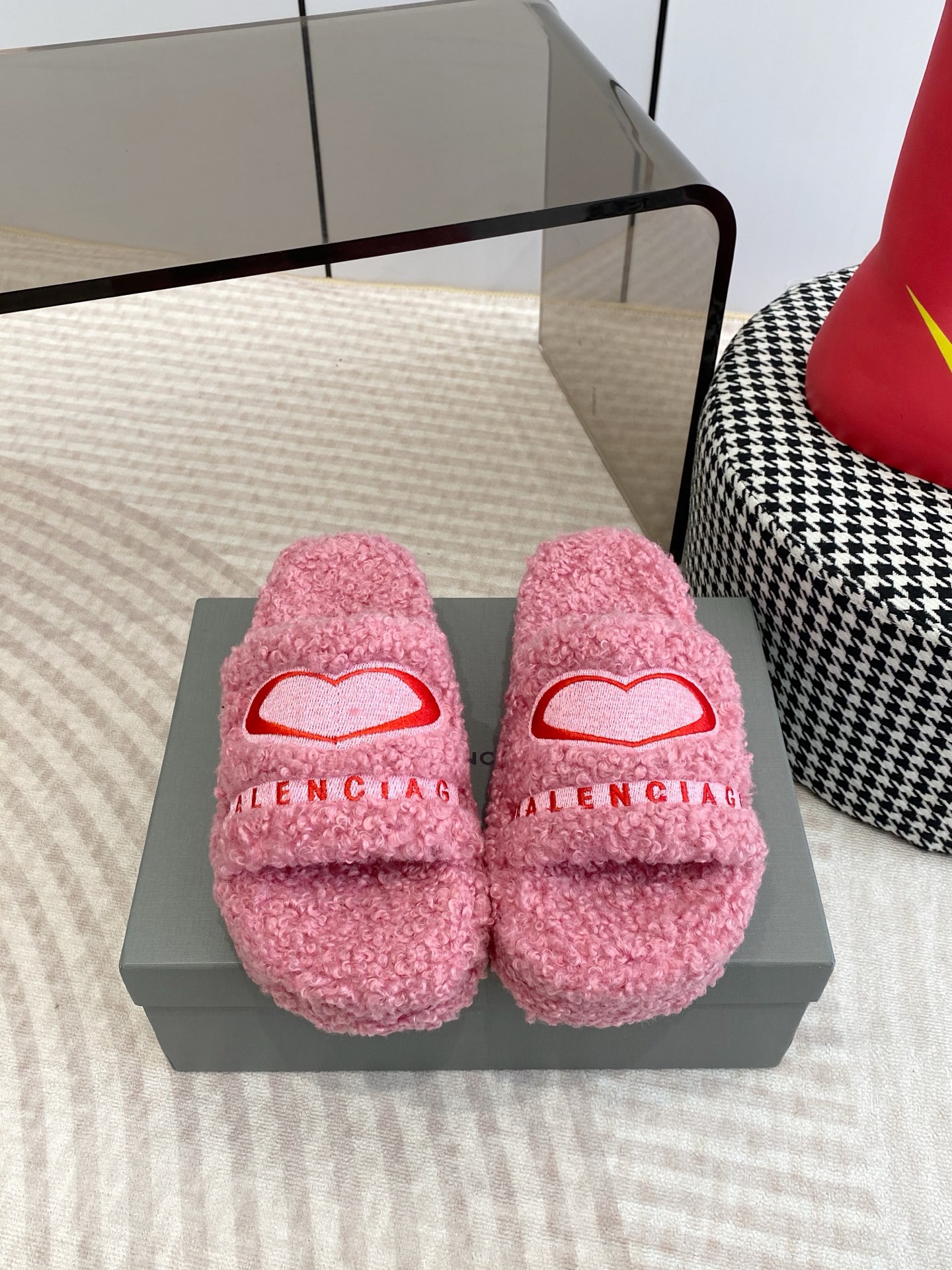 NO:478655,P thick sole Balenciaga 25ss autumn and winter trendy products, hair drag, upper letter pattern, electric embroidery logo embroidery craftsmanship!  Full of high-end feeling!  Very beautiful on the feet, fabric sheep curl (very soft and comfortable) original sole, non-slip and wear-resistant sole, thick 2cm 5cm Size#34-41 (women 34 40 41 customized, non-return and exchange), fur shoes, balenciaga, balenciaga, slippers19860909P厚底 Balenciaga 巴黎世家25ss 秋冬潮品 毛拖 鞋面字母图案、电绣徽标刺绣工艺！高级感满满当当！上脚特别漂亮 面料羊卷毛（非常柔软舒适） 鞋底原版防滑耐磨底 底厚2cm 5cm Size#34-41（女34 40 41 定制不退换）,毛毛鞋拖鞋,balenciaga,balenciaga,slippers,Women's Shoes