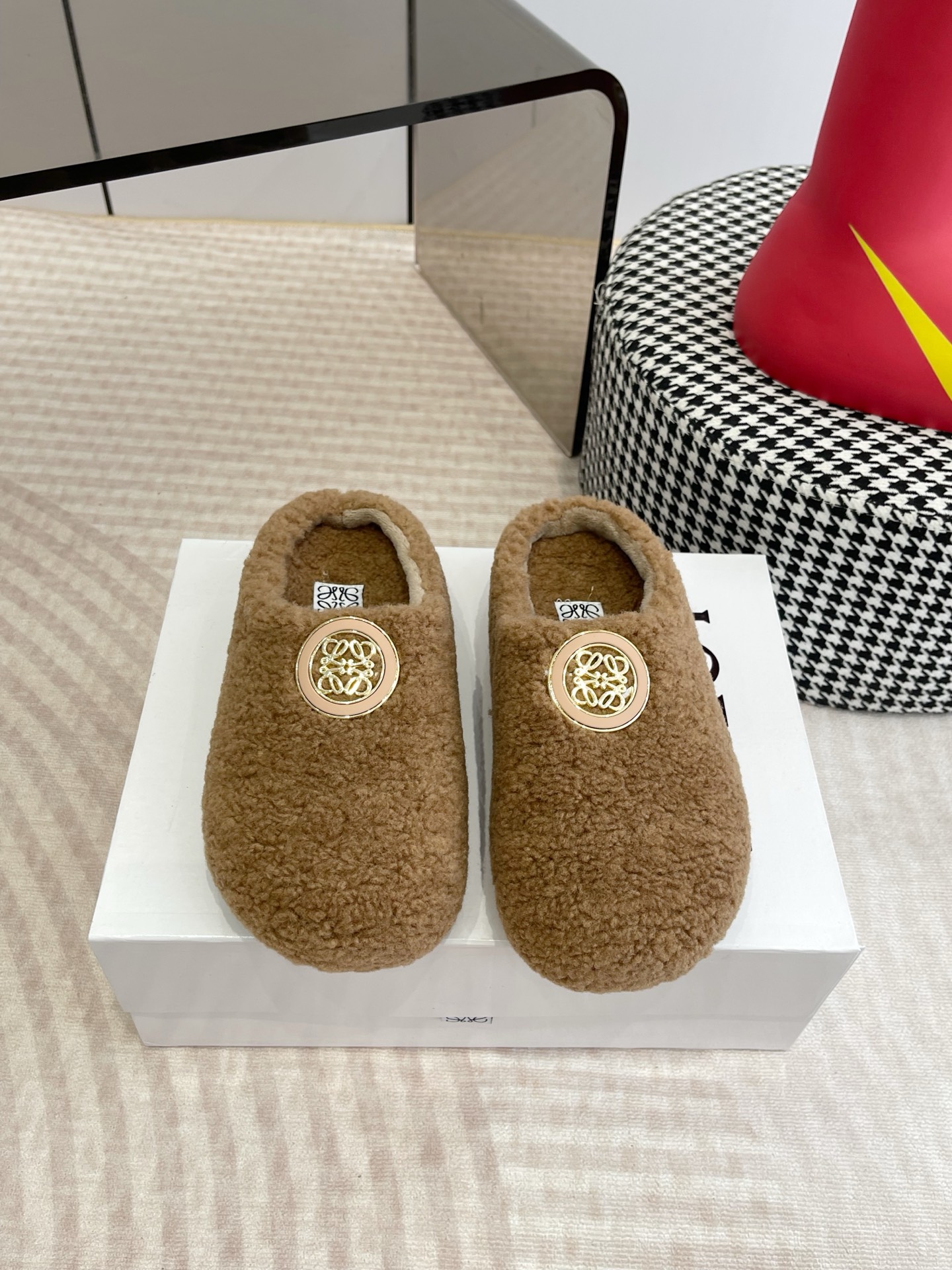 NO:536113,Luo Yiwei LOEWE25ss New Autumn Style Wool Slippers Ease Three-in-Link Petal Toe Full-Skin Wrapped Boken Shoes Imported Lamb Fur Material Extremely comfortable, very recognizable, beautiful and practical, comfortable but not monotonous Fur Slippers Imported Uppers Integrated Fur, Inner Fur/Body, The entire foot pad is wrapped in full real wool, wear-resistant pu outsole Size: Women's 35-40 (40 Custom made without return), semi-dragged fur shoes, loewe, loewe, slippers19860909罗意威 LOEWE25ss开秋新款 毛拖鞋 Ease三连花瓣头 全皮包裹博肯鞋 进口羊羔毛材质 舒适度极高,非常具有辨识度,美貌与实用并存舒适而不单调的毛拖鞋 鞋面进口皮毛一体,内里皮毛/体,整个垫脚包裹全真羊毛,耐磨pu大底 码数:女35-40(40 订做不退换),半拖毛毛鞋,loewe,loewe,slippers,Women's Shoes