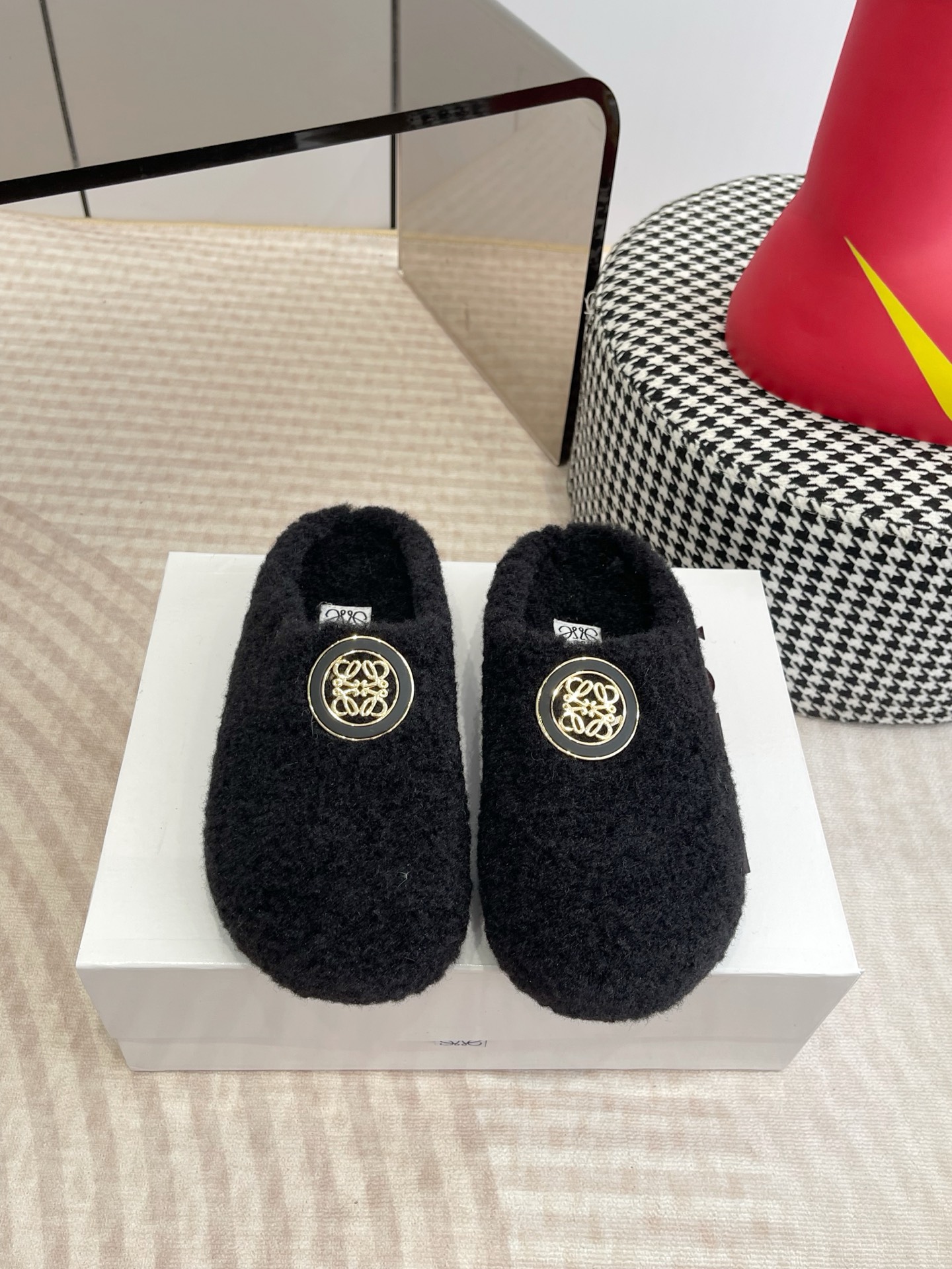 NO:535724,Luo Yiwei LOEWE25ss New Autumn Style Wool Slippers Ease Three-in-Link Petal Toe Full-Skin Wrapped Boken Shoes Imported Lamb Fur Material Extremely comfortable, very recognizable, beautiful and practical, comfortable but not monotonous Fur Slippers Imported Uppers Integrated Fur, Inner Fur/Body, The entire foot pad is wrapped in full real wool, wear-resistant pu outsole Size: Women's 35-40 (40 Custom made without return), semi-dragged fur shoes, loewe, loewe, slippers19860909罗意威 LOEWE25ss开秋新款 毛拖鞋 Ease三连花瓣头 全皮包裹博肯鞋 进口羊羔毛材质 舒适度极高,非常具有辨识度,美貌与实用并存舒适而不单调的毛拖鞋 鞋面进口皮毛一体,内里皮毛/体,整个垫脚包裹全真羊毛,耐磨pu大底 码数:女35-40(40 订做不退换),半拖毛毛鞋,loewe,loewe,slippers,Women's Shoes
