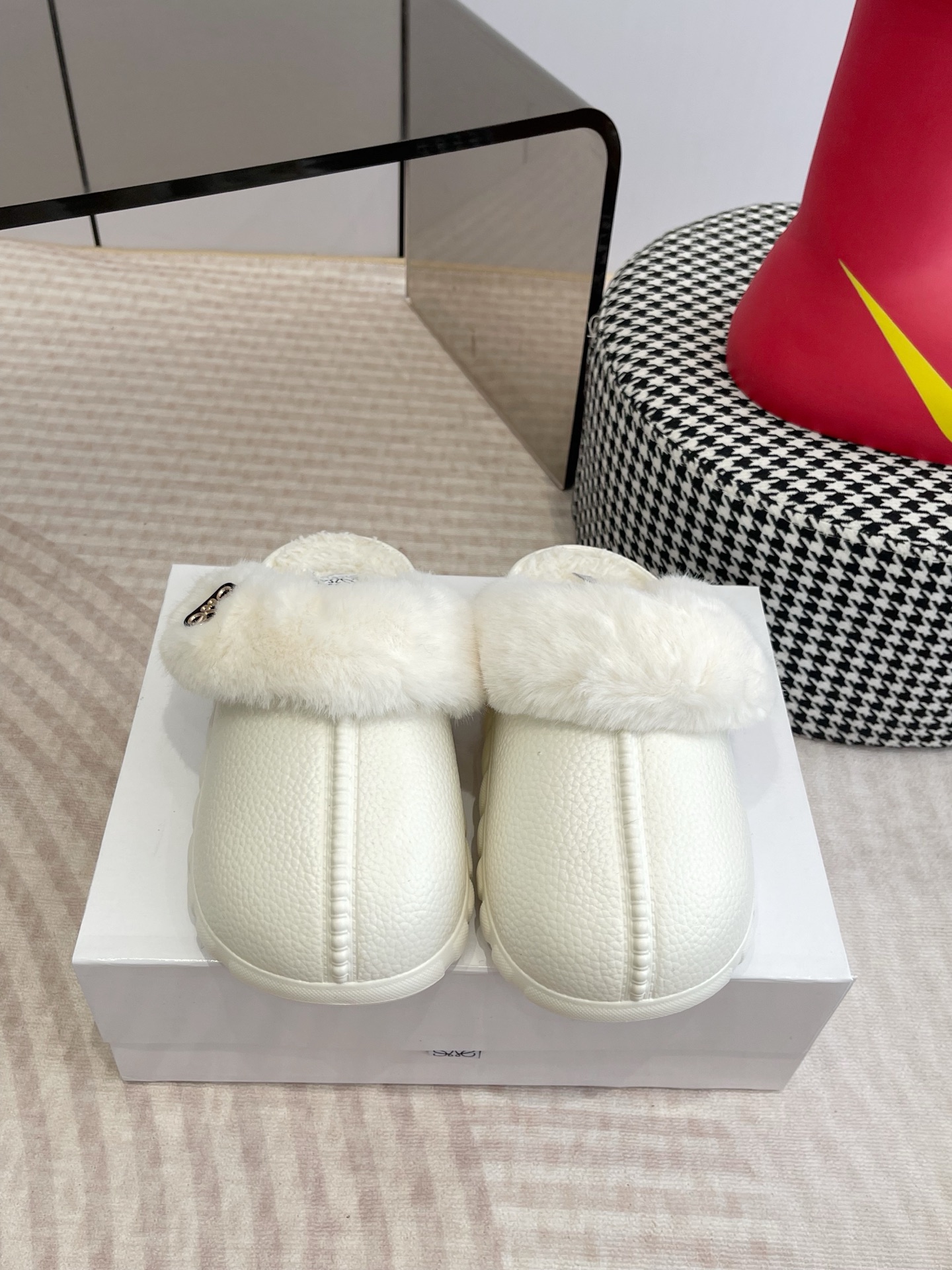 NO:536105,Luo Yiwei LOEWE25ss New Autumn Style Wool Slippers Ease Three-in-Link Petal Toe Full-Skin Wrapped Boken Shoes Imported Lamb Fur Material Extremely comfortable, very recognizable, beautiful and practical, comfortable but not monotonous Fur Slippers Imported Uppers Integrated Fur, Inner Fur/Body, The entire foot pad is wrapped in full real wool, wear-resistant Pu Large Size: Women's 35-40 (40 Custom made without return), Semi-Traveled Fur Shoes, loewe, loewe, slippers19860909罗意威 LOEWE25ss开秋新款 毛拖鞋 Ease三连花瓣头 全皮包裹博肯鞋 进口羊羔毛材质 舒适度极高,非常具有辨识度,美貌与实用并存舒适而不单调的毛拖鞋 鞋面进口皮毛一体,内里皮毛/体,整个垫脚包裹全真羊毛,耐磨pu大 码数:女35-40(40 订做不退换),半拖毛毛鞋,loewe,loewe,slippers,Women's Shoes