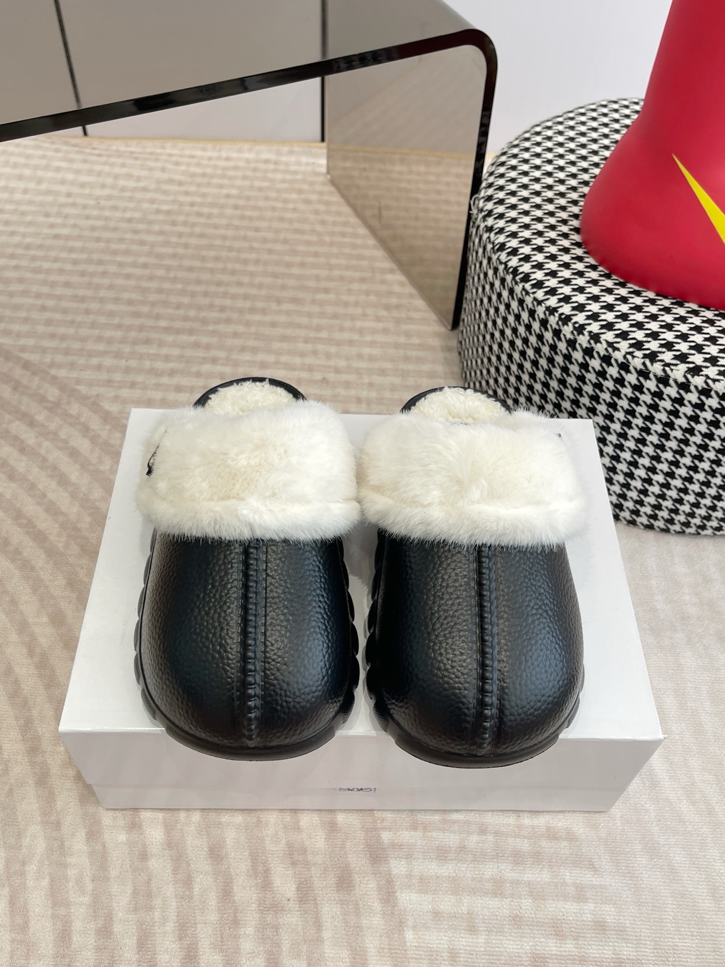 NO:536101,Luo Yiwei LOEWE25ss New Autumn Style Wool Slippers Ease Three-in-Link Petal Toe Full-Skin Wrapped Boken Shoes Imported Lamb Fur Material Extremely comfortable, very recognizable, beautiful and practical, comfortable but not monotonous Fur Slippers Imported Uppers Integrated Fur, Inner Fur/Body, The entire foot pad is wrapped in full real wool, wear-resistant pu outsole Size: Women's 35-40 (40 Custom made without return), semi-dragged fur shoes, loewe, loewe, slippers19860909罗意威 LOEWE25ss开秋新款 毛拖鞋 Ease三连花瓣头 全皮包裹博肯鞋 进口羊羔毛材质 舒适度极高,非常具有辨识度,美貌与实用并存舒适而不单调的毛拖鞋 鞋面进口皮毛一体,内里皮毛/体,整个垫脚包裹全真羊毛,耐磨pu大底 码数:女35-40(40 订做不退换),半拖毛毛鞋,loewe,loewe,slippers,Women's Shoes