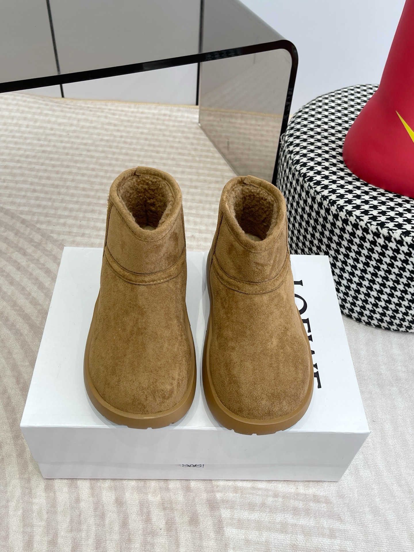 NO:536110,LOEWE 25 Autumn and Winter Luo Yiwei also has his own snow boots!  Luo Yiwei fur integrated boots, I said that the boots that can keep warm and be so light and soft can only be Luo Yiwei. The material of sheep-fur integrated under the craftsmanship of a century-old handicraft workshop is light and soft, very light and soft. The suede craftsmanship made on the outside has the texture of suede, but is very durable!  !  !  C Who can refuse such a pair of warm, light, soft and flat boots? Authentic purchase and development Perfect reproduction Designer launches the concept of originality and appropriation in the fashion industry. Inheritance and classics come from Loewe. I can only say that the feet feel invincible and warm only when I wear them. The original fabric lamb fur integrated (cold-proof and warm) Large sole original mold-opening anti-slip sole Size#35-40 (40 custom made without return or exchange), snow boots, loewe, loewe, boots, sheepskin, chamois leather19860909LOEWE 25 秋冬 罗意威 也有自己的雪地靴了！ 罗意威皮毛一体靴俺就说能保暖还能这么轻这么软乎的靴子也只能是罗意威了吧羊皮毛一体的材质 在百年手工坊的工艺下,轻盈柔软,非常轻非常软糯 外面做的正绒面工艺,有麂皮的质感的同时,但非常的经久耐用！！！ C这么一双又保暖、又轻盈又软平的靴子谁能拒绝. 正品购入开发 完美复刻 设计师推出探索时尚界对于原创与挪用的概念 传承与经典来自 Loewe 只能说脚感无敌保暖只有穿上的那一刻才懂 面料原版羊羔毛皮毛一体（防寒保暖） 大底原版开模防滑鞋底 Size#35-40（40订做不退换）,雪地靴,loewe,loewe,boots,sheepskin,chamois leather,Women's Shoes