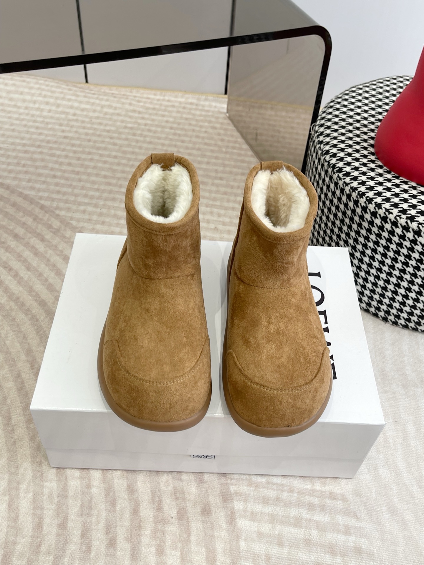 NO:535720,LOEWE 25 Autumn and Winter Luo Yiwei also has his own snow boots!  Luo Yiwei fur integrated boots, I said that the boots that can keep warm and be so light and soft can only be Luo Yiwei. The material of sheep-fur integrated under the craftsmanship of a century-old handicraft workshop is light and soft, very light and soft. The suede craftsmanship made on the outside has the texture of suede, but is very durable!  !  !  C Who can refuse such a pair of warm, light, soft and flat boots? Authentic purchase and development Perfect reproduction Designer launches the concept of originality and appropriation in the fashion industry. Inheritance and classics come from Loewe. I can only say that the feet feel invincible and warm only when I wear them. The original fabric lamb fur integrated (cold-proof and warm) Large sole original mold-opening anti-slip sole Size#35-40 (40 custom made without return or exchange), snow boots, loewe, loewe, boots, sheepskin, chamois leather19860909LOEWE 25 秋冬 罗意威 也有自己的雪地靴了！ 罗意威皮毛一体靴俺就说能保暖还能这么轻这么软乎的靴子也只能是罗意威了吧羊皮毛一体的材质 在百年手工坊的工艺下,轻盈柔软,非常轻非常软糯 外面做的正绒面工艺,有麂皮的质感的同时,但非常的经久耐用！！！ C这么一双又保暖、又轻盈又软平的靴子谁能拒绝. 正品购入开发 完美复刻 设计师推出探索时尚界对于原创与挪用的概念 传承与经典来自 Loewe 只能说脚感无敌保暖只有穿上的那一刻才懂 面料原版羊羔毛皮毛一体（防寒保暖） 大底原版开模防滑鞋底 Size#35-40（40订做不退换）,雪地靴,loewe,loewe,boots,sheepskin,chamois leather,Women's Shoes