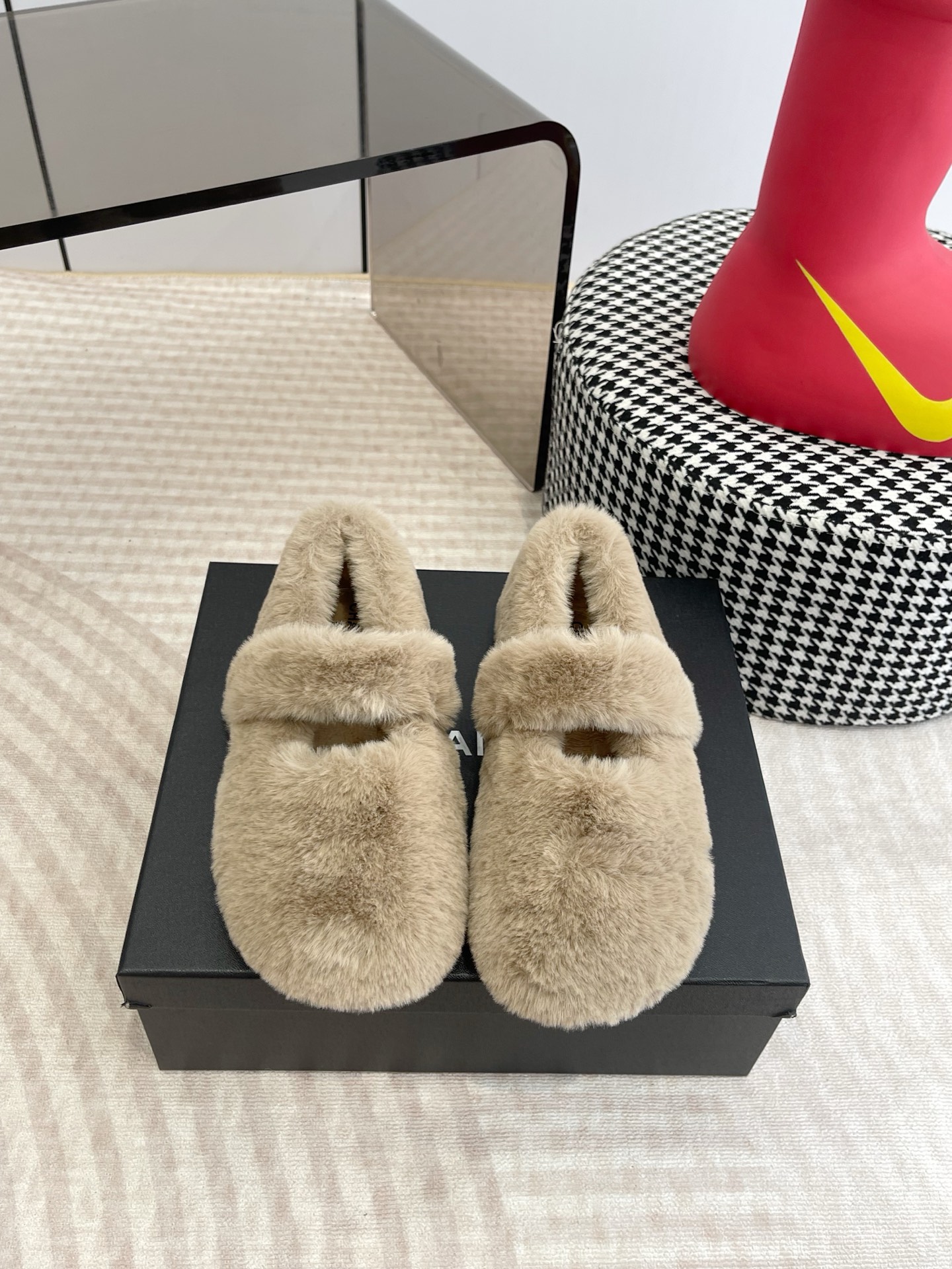 NO:536097,Chanel 25ss New autumn and winter style Wool Mary Zhen This wool Mary Zhen is really cute. Soft and fluffy fur, comfortable and warm feet! Increase height to make your legs look long. The autumn and winter socks are casual and lazy. The feet are really beautiful and fashionable! Beautiful and beautiful! Imported wool, delicate and soft and silky feel Original open mold rubber sole Size#35-40 (40 customized, non-return and exchange), fur shoes, chanel, mary jane, socks19860909Chanel 25ss 秋冬季新款 羊毛玛丽珍 这款毛毛玛丽珍真的是真太可爱了 柔软蓬松的毛毛,舒服暖脚! 增高显腿长 秋冬搭配袜子休闲又慵懒 上脚真的好看又时髦!美腻美爆了! 进口羊毛,手感细腻柔软丝滑 原版开模橡胶底 Size#35-40（40 订做不退换）,毛毛鞋,chanel,mary jane,socks,Women's Shoes