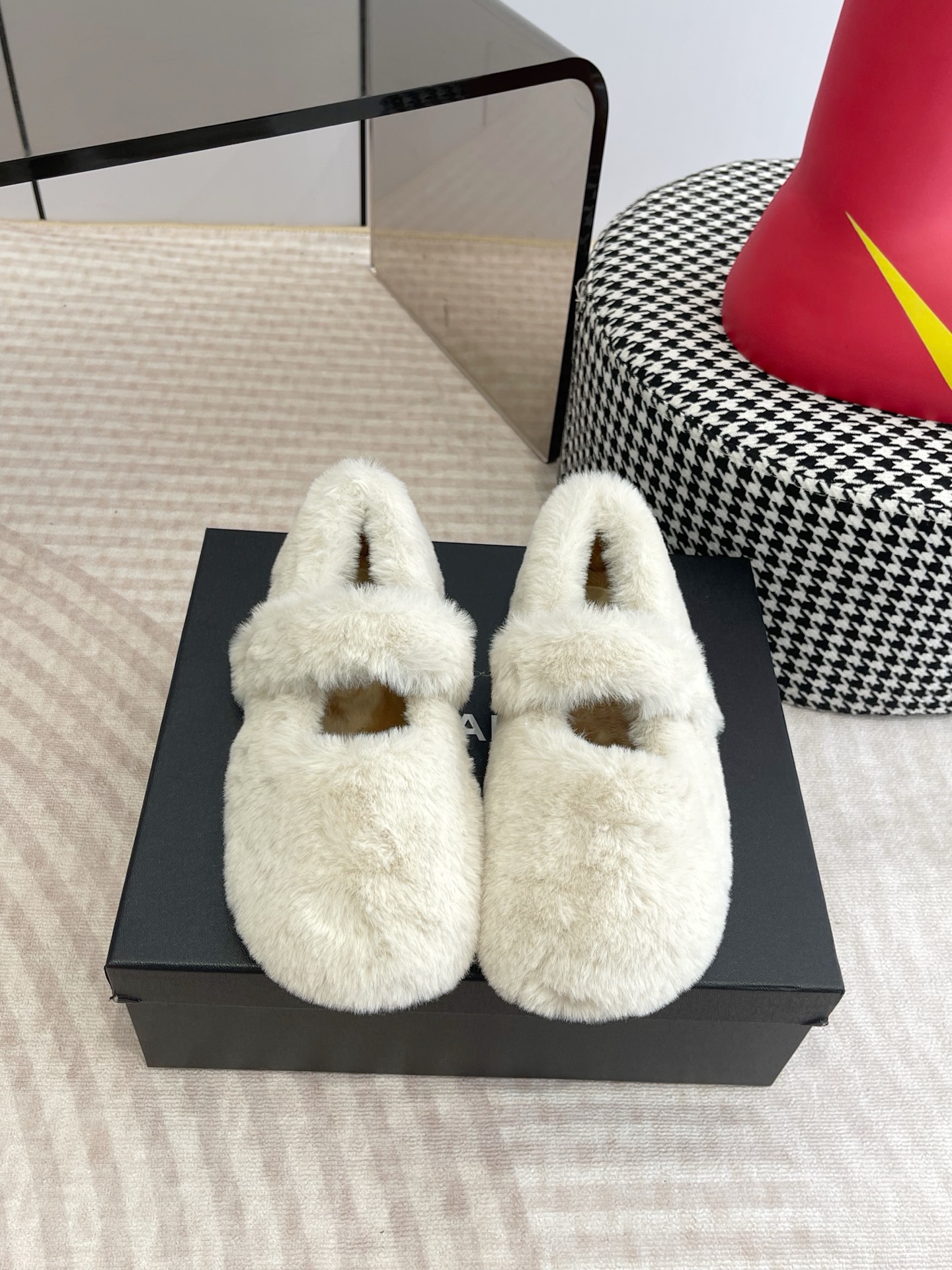 NO:535715,Chanel 25ss New autumn and winter style Wool Mary Zhen This wool Mary Zhen is really cute. Soft and fluffy fur, comfortable and warm feet! Increase height to make your legs look long. The autumn and winter socks are casual and lazy. The feet are really beautiful and fashionable! Beautiful and beautiful! Imported wool, delicate and soft and silky feel Original open mold rubber sole Size#35-40 (40 customized, non-return and exchange), fur shoes, chanel, mary jane, socks19860909Chanel 25ss 秋冬季新款 羊毛玛丽珍 这款毛毛玛丽珍真的是真太可爱了 柔软蓬松的毛毛,舒服暖脚! 增高显腿长 秋冬搭配袜子休闲又慵懒 上脚真的好看又时髦!美腻美爆了! 进口羊毛,手感细腻柔软丝滑 原版开模橡胶底 Size#35-40（40 订做不退换）,毛毛鞋,chanel,mary jane,socks,Women's Shoes