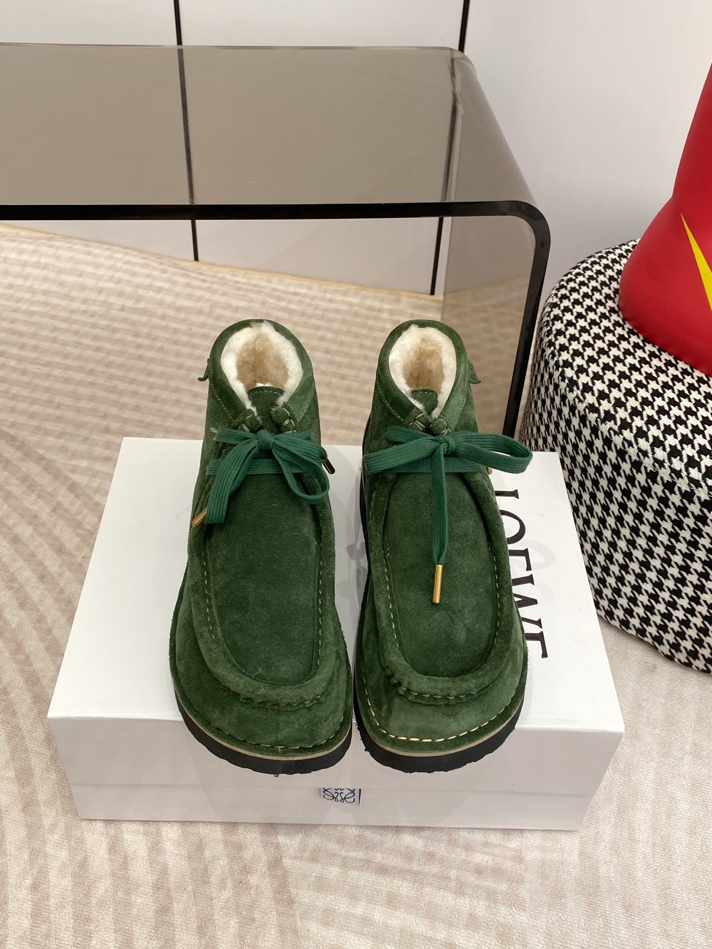 NO:560648,LOEWE 25 autumn and winter new style wool short boots, new product, powerful. The round toe is cute and cute. One shoe can be worn in two places. The heel can be stepped on to be used as a British drag. Very good match. The upper foot is soft and waxy. Super comfortable. The fabric is imported suede. Lining: Wool outsole, ultra-light foam outsole Size 35-41 (40 41)  Custom-made (non-refundable), boots, loewe, loewe, boots, chamois leather19860909LOEWE 罗意威 25秋冬新款 羊毛短靴 新品 实力来袭  圆头圆脑的鞋头可可爱爱 一鞋两穿 后跟可踩下当英伦拖 超好搭配 上脚软软糯糯 超级无敌舒适 面料进口麂皮 内里:羊毛大底超轻发泡大底 Size35-41（40 41 订做不退换）,靴子,loewe,loewe,boots,chamois leather,Women's Shoes