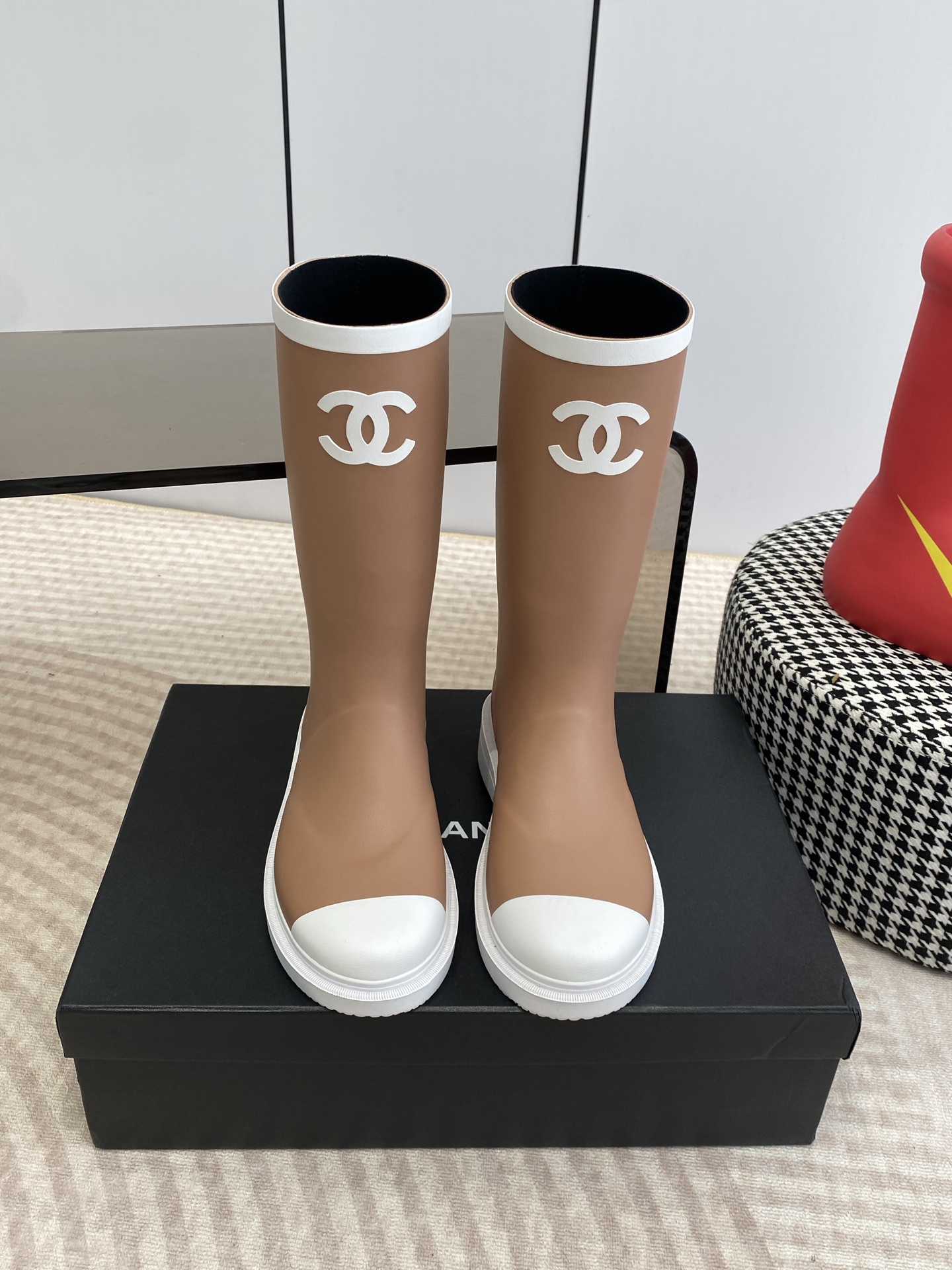 NO:707230,Size#35-41 (40, 41, custom-made, non-refundable) CHANEL Chanel 25ss hot rain boots!  I bought a pair of rain boots that look great this season. They are limited to single digits in domestic counters. If you don’t have VIC, you can’t get them at all. I am so lucky. I really love these rain boots. I like them so much. The upper feet are soft and waxy. They are so comfortable. They flatter the shape of the legs and make them look longer. They are the best rain boots on the Internet!  Purchased at counter for 7800!  !  !  Exclusive mold opening and customization on the entire network. After 1 month of adjustment, the product is restored to the original quality, instantly selling off all the products on the market!  !  ,boots,chanel,chanel,boots,rain boots19860909Size#35-41（40,41定做不退换） CHANEL香奈儿25ss 大爆款雨靴！ 入手一款本季颜值爆表雨靴,国内专柜个位数限量,不是vic完全是拿不到的 我真是太幸运了,真是大爱这雨靴我太喜欢了,上脚软软糯糯,太太太太太舒服了,很修饰腿型超级显腿长,全网最好穿的雨靴！ 专柜以7800购入！！！全网独家开模定制,历经1个月调整还原正品级,秒杀市场面上的所有货品！！,靴子,chanel,chanel,boots,rain boots,Women's Shoes