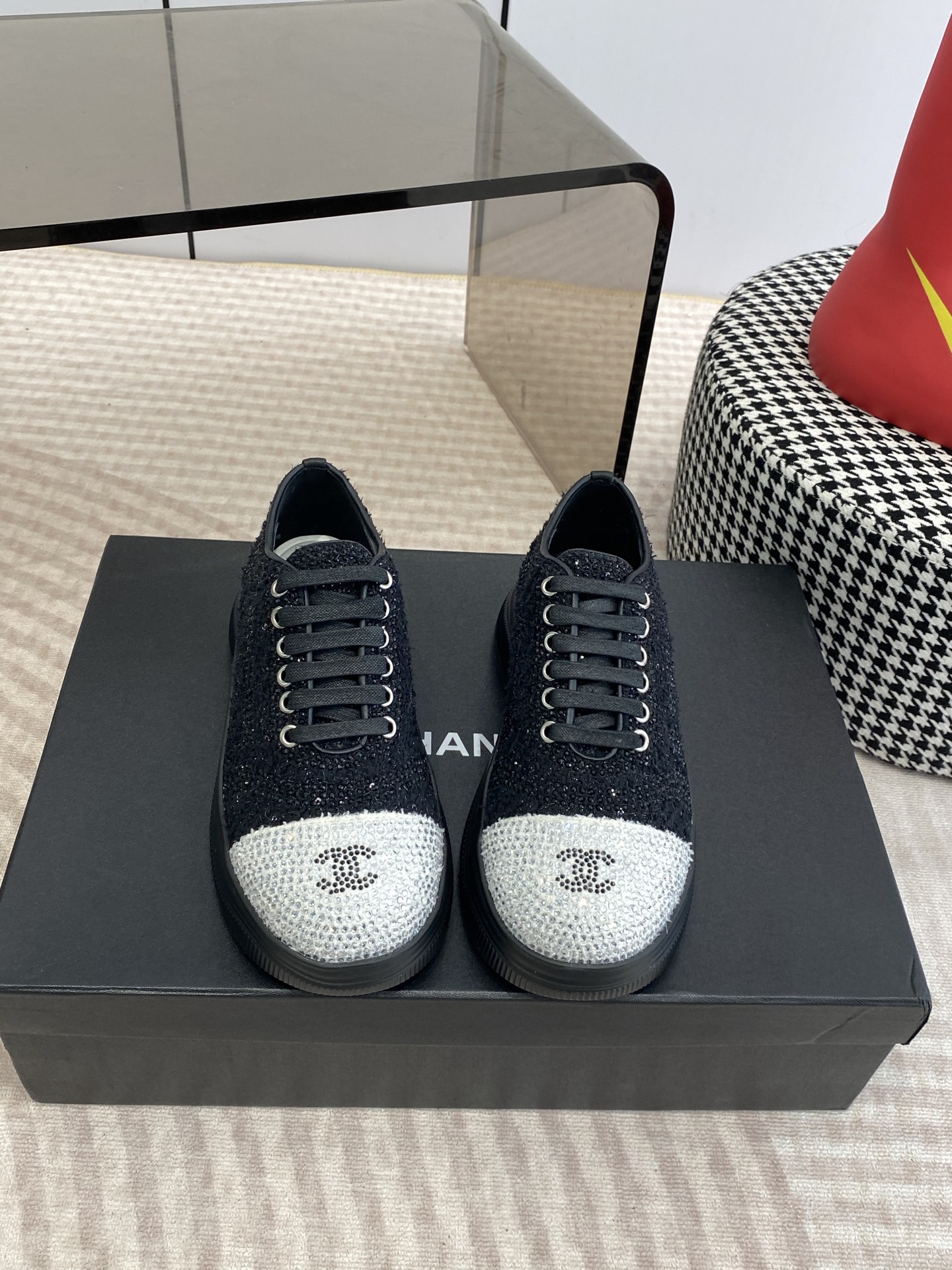 NO:707229,Chanel Chanel 25ss spring and summer new counter top casual sports shoes. This classic design has a variety of electric embroidery styles on the upper; the outsole is fashionable and sporty; it incorporates a variety of color matching elements and is very versatile and versatile, suitable for leisure, fashion, sports, and outdoor use. The upper is made of original imported fabrics, drilled surface, and the lining is made of original imported breathable mesh. Original IP foam outsole Size 35-41 (40  41 Customized (no return or exchange), casual shoes/sports shoes, chanel, chanel, sneakers19860909Chanel香奈儿 25ss 春夏新款专柜顶级休闲款运动鞋 这款经典设计 鞋面多种工艺电绣的风格；大底却时尚运动；不平凡的拥入了多种配色元素多元化混搭非常好看百搭,休闲,时尚,运动,户外都能兼顾 鞋面采用 原版进口布料 钻面 内里采用 原版进口透气网 原版IP发泡大底  Size35-41（40 41订做不退换）,休闲鞋/运动鞋,chanel,chanel,sneakers,Women's Shoes