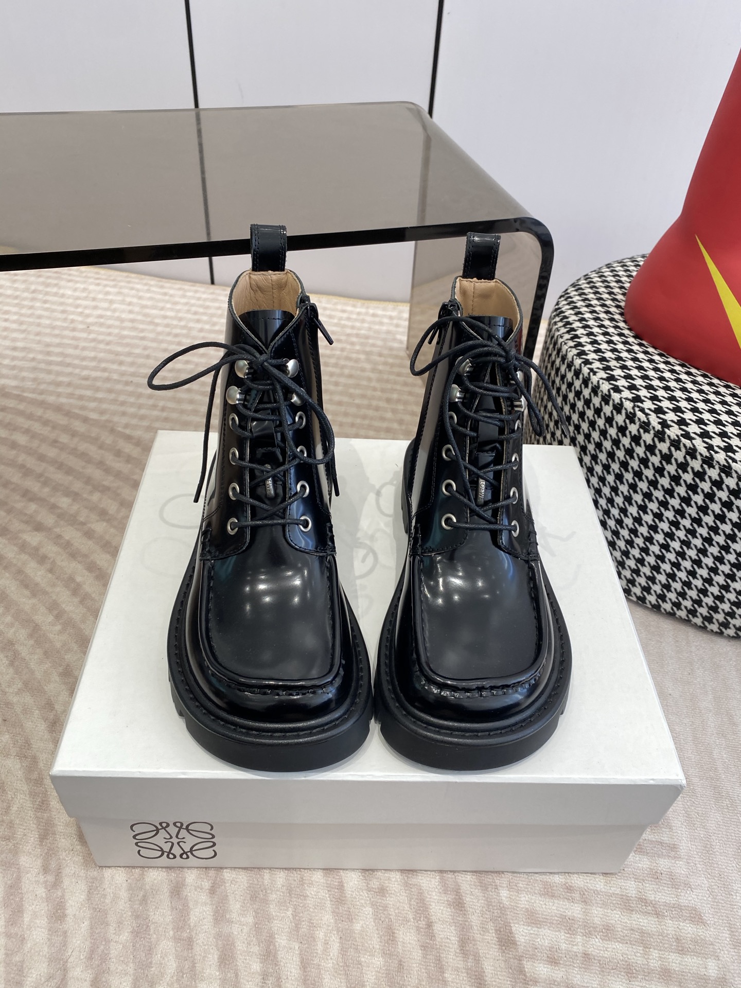 NO:707225,LOEWE 25ss new style for autumn and winter, doll head, lace Martin boots, simple and fashionable, timeless and timeless, a classic that will never fade away in the fashion world. The retro British style allows you to wear a different temperament. The original last is fully packaged at the counter!  Fabric Imported calfskin Original molded fabric Sheepskin lining Original molded wear-resistant velvet ultra-light outsole Size#35-39 (40 custom made, non-returnable), boots loafers, loewe, loewe, loafers, boots, cowhide, sheepskin19860909LOEWE 罗意威 25ss 秋冬新款 娃娃头 鞋带马丁靴 简约大气时髦 耐看不过时 是时尚圈永不退潮的经典所在 复古的英伦风格 让你穿出不一样的气质.对版原版楦头 专柜全套包装！ 面料进口小牛皮 原版开模布料 内里羊皮内里 鞋底原版开模耐磨绒超轻大底 Size#35-39（40订做不退换）,靴子乐福鞋,loewe,loewe,loafers,boots,cowhide,sheepskin,Women's Shoes