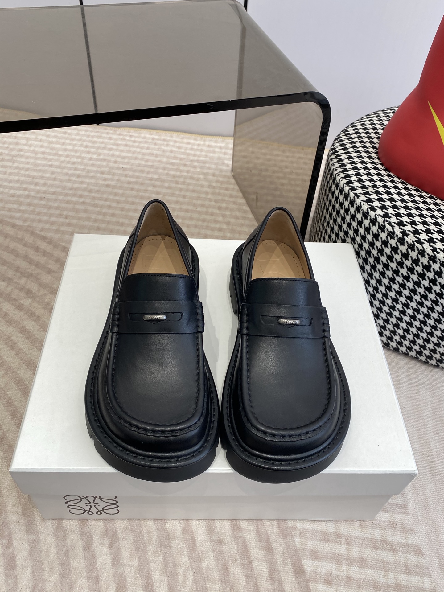 NO:707227,LOEWE 25ss new autumn and winter baby toe loafers with laces. Simple and fashionable, timeless and timeless. They are a classic that will never fade away in the fashion circle. The retro British style allows you to wear a different temperament. The original lasts are matched to the counter and are fully packaged!  Fabric imported calfskin, original molded fabric, sheepskin lining, original molded wear-resistant velvet ultra-light outsole, Size#35-41 (40 41 customized, non-refundable), boots loafers, loewe, loewe, loafers, boots, cowhide, sheepskin19860909LOEWE 罗意威 25ss 秋冬新款 娃娃头 鞋带乐福鞋 简约大气时髦 耐看不过时 是时尚圈永不退潮的经典所在 复古的英伦风格 让你穿出不一样的气质.对版原版楦头 专柜全套包装！ 面料进口小牛皮 原版开模布料 内里羊皮内里 鞋底原版开模耐磨绒超轻大底 Size#35-41（40 41订做不退换）,靴子乐福鞋,loewe,loewe,loafers,boots,cowhide,sheepskin,Women's Shoes