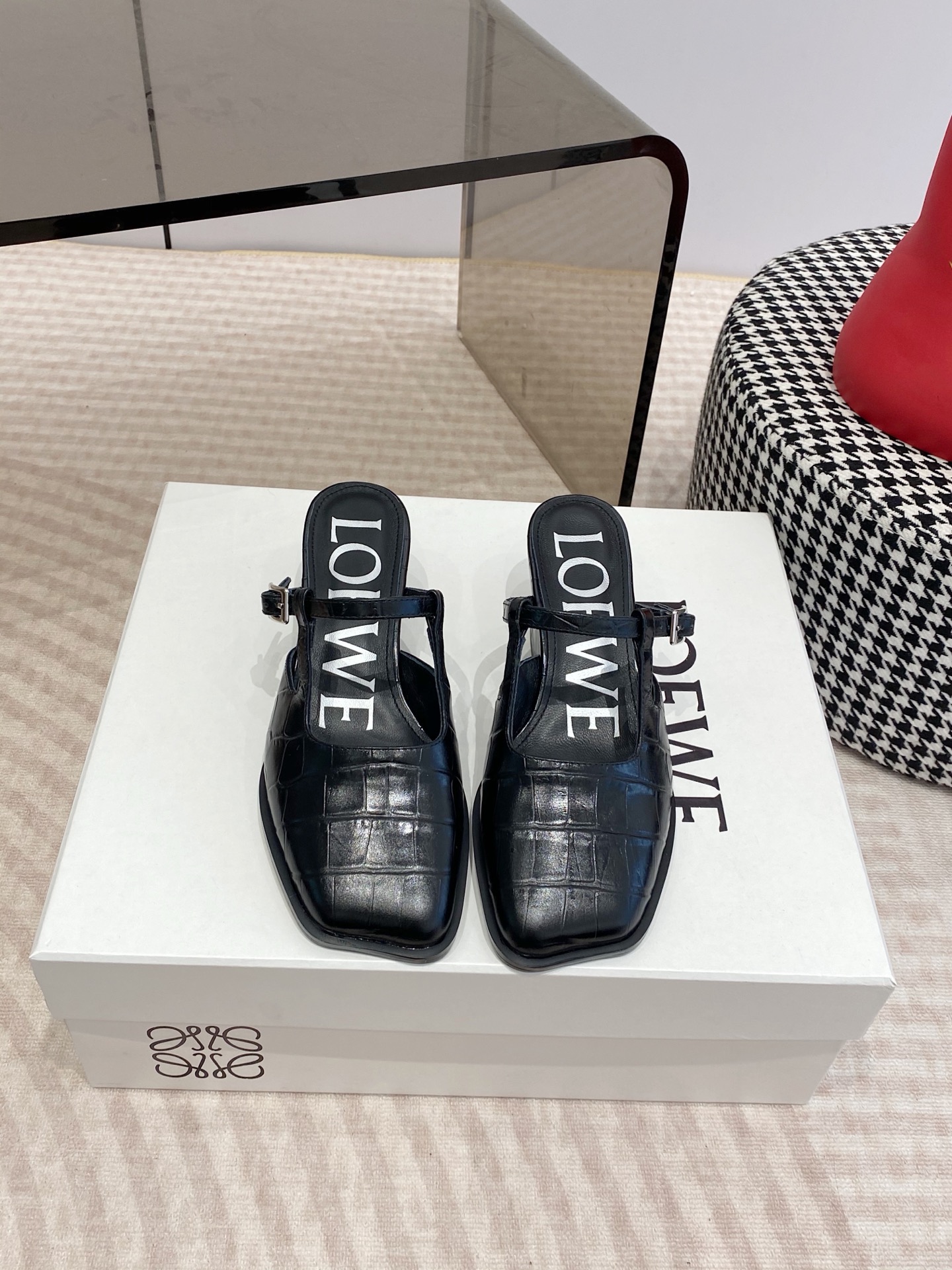 NO:706697,(Top version) LOEWE 26ss summer sandals. Real air-conditioned shoes, with looming beauty, they are really beautiful on the feet!  !  !  Highly recommended, super lazy fashion slippers, three ways to wear them, the same style worn by celebrity bloggers!  Fabric imported cowhide, lining imported sheepskin Heel height: 9cm Outsole: Original genuine leather outsole Size 35-41 (40, 41 customized, non-refundable), half drag, loewe, loewe, sandals, cowhide, sheepskin, Leather soles19860909（顶级版本） 罗意威LOEWE 26ss 夏季 凉鞋 真正空调鞋,加若隐若现的美感,上脚真的太美了！！！强烈推荐,超级懒人时装拖,三种穿法,明星博主同款！ 面料进口牛皮 内里进口羊皮 跟高:9cm 大底:原版真皮大底 Size35-41（40,41订做不退换）,半拖,loewe,loewe,sandals,cowhide,sheepskin,Leather soles,Women's Shoes