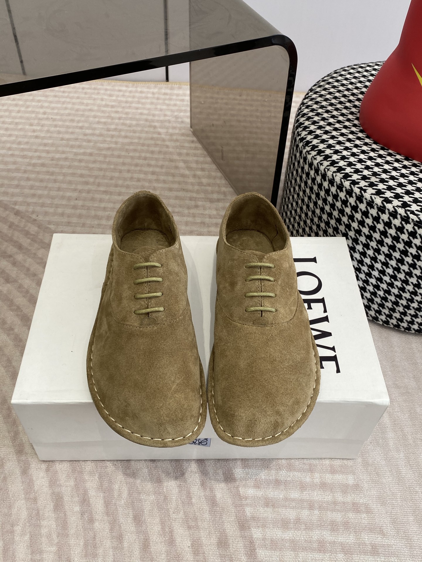 NO:705649,LOEWE 25ss new autumn and winter baby toe loafers with laces. Simple and fashionable, timeless and timeless. They are a classic that will never fade away in the fashion circle. The retro British style allows you to wear a different temperament. The original lasts are matched to the counter and are fully packaged!  Fabric Imported suede original molded fabric Lining sheepskin lining Original molded wear-resistant velvet ultra-light outsole Size#35-41 (40 41 custom-made non-refundable), casual shoes/sports shoes, loewe, loewe, loafers, sneakers, sheepskin, chamois leather19860909LOEWE 罗意威 25ss 秋冬新款 娃娃头 鞋带乐福鞋 简约大气时髦 耐看不过时 是时尚圈永不退潮的经典所在 复古的英伦风格 让你穿出不一样的气质.对版原版楦头 专柜全套包装！ 面料进口麂皮原版开模布料 内里羊皮内里 鞋底原版开模耐磨绒超轻大底 Size#35-41（40 41订做不退换）,休闲鞋/运动鞋,loewe,loewe,loafers,sneakers,sheepskin,chamois leather,Women's Shoes