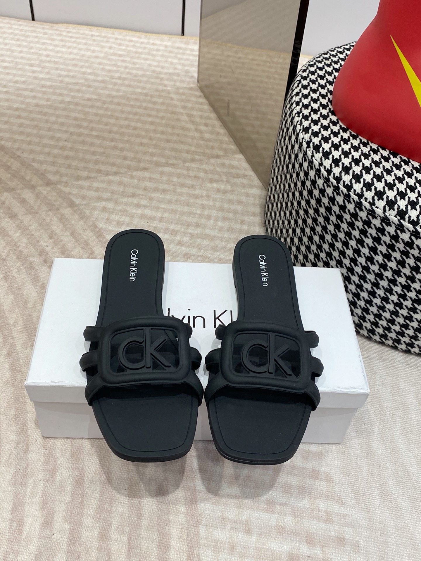 NO:707951,Small CK26ss latest beach sandals and slippers, one word jelly slippers, original molded LOGO, original molded same, original imported TPU for uppers, original engraving of soles, 1:1 stainless steel mold die-casting, Size#36-42, slippers, slippers19860909小CK26ss最新款沙滩凉拖鞋一字 果冻拖 原版开模LOGO 原版开模一致 鞋面原版进口TPU 鞋底原版雕刻1:1精钢模具压铸 Size#36-42,拖鞋,slippers,Women's Shoes