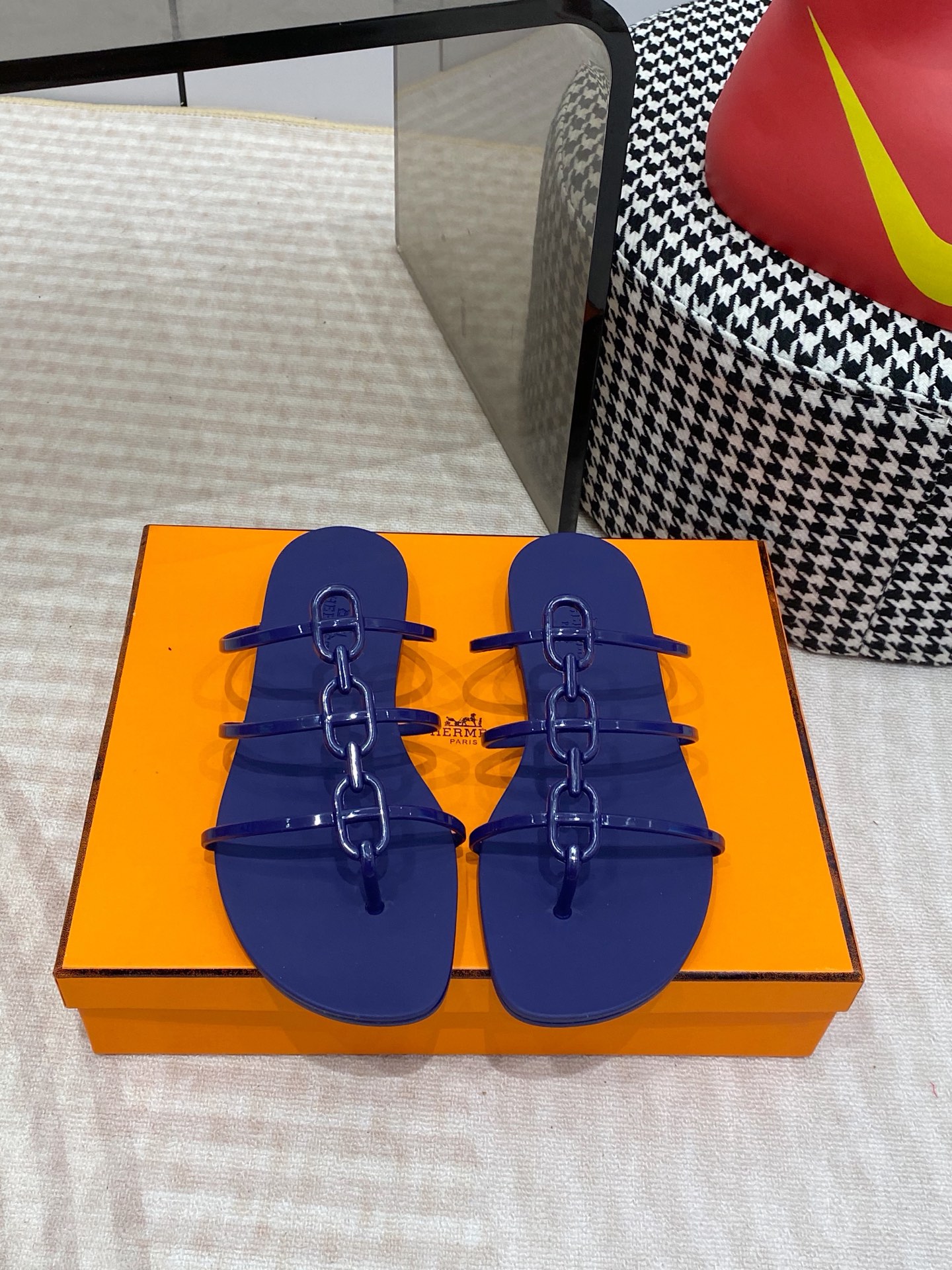 NO:707946,2026 heavy new TPU glossy version (high-end Guanlao version, no glue opening, logo is as shiny as the original) size: 36-42 outsole with code number, single code and single mold 2026 latest spring latest H clip-on chain flip-flops 1. Purchase the original version, shoe sole and shoelace mold 1:1 mold opening is the best to make, heavy money single code single mold, no change in code number, soft and comfortable, full of details!  2. A popular model among Internet celebrities, full of details, the soles are the same as the original ones and the forefoot is polished and shiny!  A must-have pair for everyone, LSP’s first choice 3. Material: imported TPU material, environmentally friendly and odor-free, split-toe shoes198609092026重磅新款 TPU亮光版（莞货高版本 不开胶 logo跟原版一致有光泽） size:36-42 大底带码数 单码单模 2026最新春季最新款H夹脚链条人字拖 1. 购入原版,鞋子鞋底鞋带模具1:1开模最好制作,重金单码单模,不改码数,柔软舒适,细节满满！ 2.网红大爆款,细节感满满,鞋底和原版一致前掌抛光亮面处理！必备人手一双 ,LSP首选款 3. 材质: 进口TPU材质,环保无异味,分趾鞋,Women's Shoes