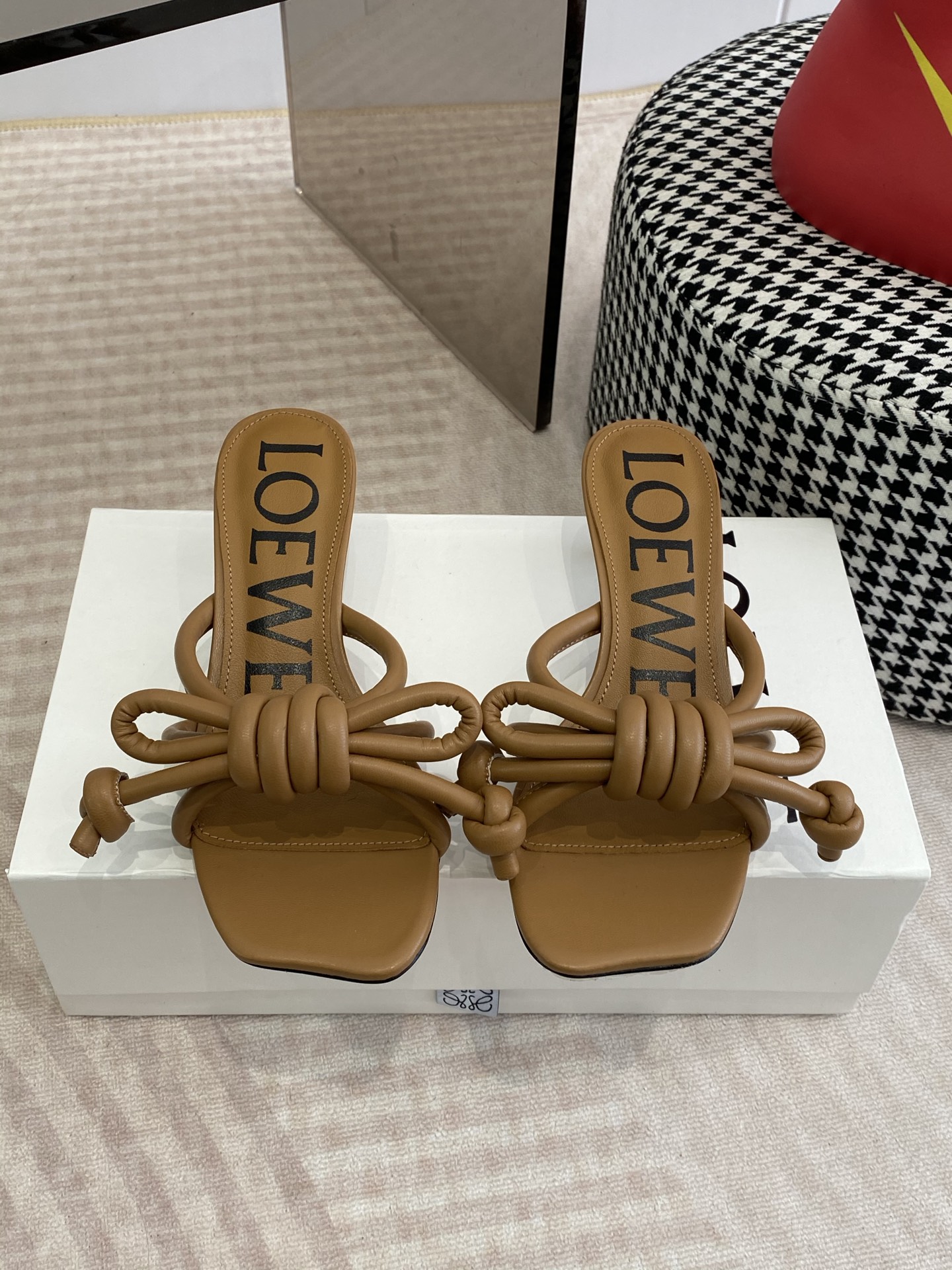 NO:759098,LOEWE/LOEWE 2026ss/new retro-style small high-heeled beach slippers ~ Xiaohongshu, popular model on the Internet. A recently popular slipper. Super cute. A must-have item that fashionistas must not miss. There is no complicated decoration, excellent vintage texture, pure and minimalist, neat and poetic. Super versatile. Fabric original custom material. Foot padding cowhide outsole. Italian imported genuine leather outsole. Heel height 4.5cm.  Size 35-42 (41.42 is custom-made and non-refundable), high heels and slippers, loewe, loewe, high heels, slippers, cowhide, Leather soles19860909LOEWE/罗意威2026ss/新品复古风小高跟沙滩拖鞋～小红书、外网火爆款 最近大热的一款拖鞋 超级可爱 时髦精绝对不能错过的必入款,没有任何繁杂装饰,质感极好的vintage感,纯粹和极简做得利落又诗意 超级百搭款 面料原版定制材料 垫脚牛皮 大底意大利进口真皮大底 跟高4.5cm 码数35-42 (41.42订做不退换),高跟鞋拖鞋,loewe,loewe,high heels,slippers,cowhide,Leather soles,Women's Shoes