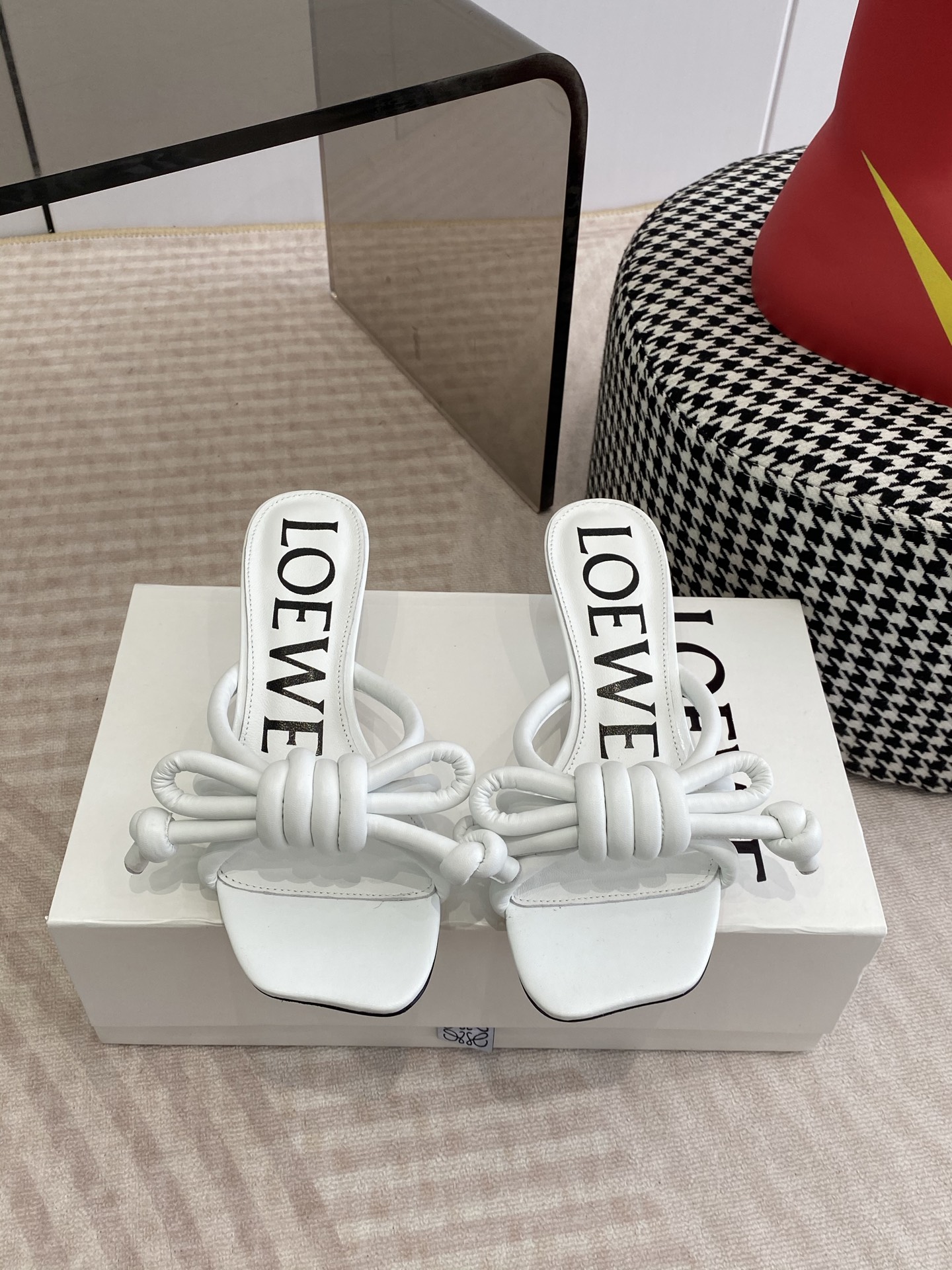 NO:747345,LOEWE/Loewei 2026ss/F036 new retro-style small high-heeled beach slippers ~ Xiaohongshu, popular model on the Internet. A recently popular slipper. Super cute. A must-have for fashionistas. It has no complicated decorations and a great vintage feel. Pure and minimalist. It is neat and poetic. Super versatile. Fabric original custom material. Foot padding cowhide. Outsole. Italian imported genuine leather outsole. Heel height 4.5cm.  Size 35-42 (41.42 is custom-made and non-refundable), slippers, loewe, loewe, slippers, cowhide, Leather soles19860909LOEWE/罗意威2026ss/F036 新品复古风小高跟沙滩拖鞋～小红书、外网火爆款 最近大热的一款拖鞋 超级可爱 时髦精绝对不能错过的必入款,没有任何繁杂装饰,质感极好的vintage感,纯粹和极简做得利落又诗意 超级百搭款 面料原版定制材料 垫脚牛皮 大底意大利进口真皮大底 跟高4.5cm 码数35-42 (41.42订做不退换),拖鞋,loewe,loewe,slippers,cowhide,Leather soles,Women's Shoes