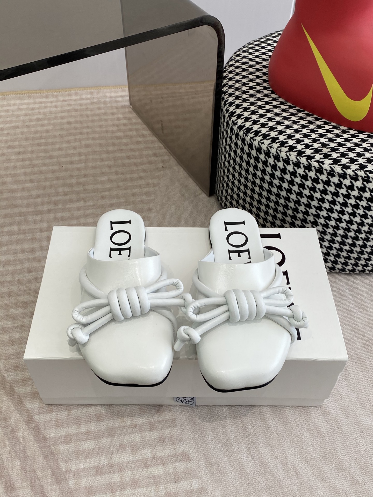 NO:759059,LOEWE/Loewei 26ss spring and summer new flat-soled retro half-pack slippers, loafers and loafers. Purchased as an original version, the details are in place. This will be a trend-setting version, worth owning. It has a unique fashion-leading style, and it is highly recommended to stock up. The shoe shape is great, and the leather is soft. The back-stepping design is extremely comfortable, and it is very versatile when paired with dresses and leggings. Original imported material for the upper, sheepskin lining, outsole imported from Italy.  Size 35-39 (40.41.42 customized, non-refundable and non-exchangeable), semi-trailers, loewe, loewe, loafers, slippers, skirts, sheepskin19860909LOEWE/罗意威 26ss春夏新款平底复古半包拖鞋乐福鞋懒人鞋 原版购入,细节把控到位.这将是引爆潮流的一款爆版,值得拥有.独具时尚潮流领先风格,强烈推荐备货购入 鞋型韵味超赞,皮质柔软.可后踩的设计舒适度极高,搭配连衣裙束脚工裤装非常百搭的一款 鞋面原版进口材质 内里羊皮内里 大底意大利进口真皮 码数35-39 (40.41.42定制不退不换),半拖,loewe,loewe,loafers,slippers,skirts,sheepskin,Women's Shoes