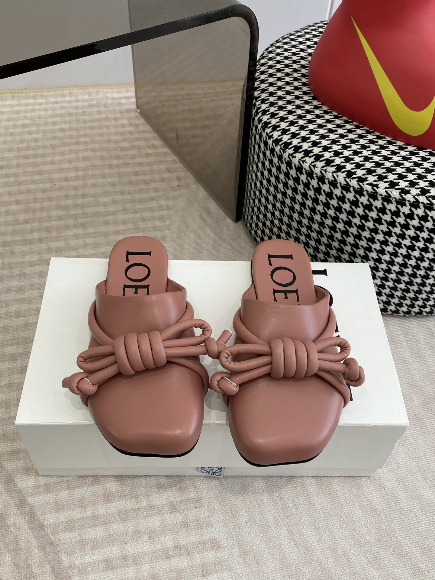 NO:759065,LOEWE/Loewe 26ss spring and summer new flat-soled retro half-pack slippers, loafers and loafers. Purchased in original form, the details are in place. This will be a trend-setting version, worth owning. It has a unique fashion-leading style, and it is highly recommended to stock up. The shoe shape is great, and the leather is soft. The back-stepping design is extremely comfortable, and it is very versatile when paired with dresses and leggings. Original imported material for the upper, sheepskin lining, outsole imported from Italy.  Size 35-39 (40.41.42 customized, non-refundable and non-exchangeable), semi-trailers, loewe, loewe, loafers, slippers, skirts, sheepskin19860909LOEWE/罗意威26ss春夏新款平底复古半包拖鞋乐福鞋懒人鞋 原版购入,细节把控到位.这将是引爆潮流的一款爆版,值得拥有.独具时尚潮流领先风格,强烈推荐备货购入 鞋型韵味超赞,皮质柔软.可后踩的设计舒适度极高,搭配连衣裙束脚工裤装非常百搭的一款 鞋面原版进口材质 内里羊皮内里 大底意大利进口真皮 码数35-39 (40.41.42定制不退不换),半拖,loewe,loewe,loafers,slippers,skirts,sheepskin,Women's Shoes