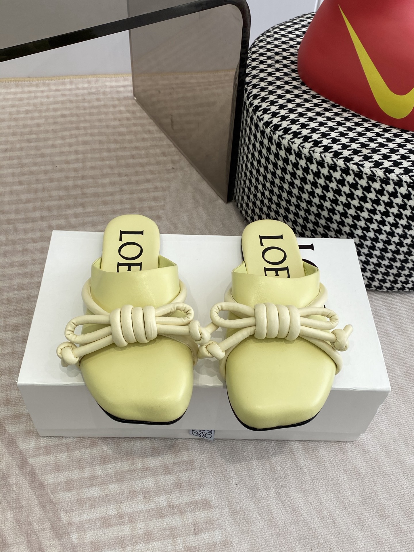 NO:759073,LOEWE/Loewei 26ss spring and summer new flat-soled retro half-pack slippers, loafers and loafers. Purchased as an original version, the details are in place. This will be a trend-setting version, worth owning. It has a unique fashion-leading style, and it is highly recommended to stock up. The shoe shape is great, and the leather is soft. The back-stepping design is extremely comfortable, and it is very versatile when paired with dresses and leggings. Original imported material for the upper, sheepskin lining, outsole imported from Italy.  Size 35-39 (40.41.42 customized, non-refundable and non-exchangeable), semi-trailers, loewe, loewe, loafers, slippers, skirts, sheepskin19860909LOEWE/罗意威 26ss春夏新款平底复古半包拖鞋乐福鞋懒人鞋 原版购入,细节把控到位.这将是引爆潮流的一款爆版,值得拥有.独具时尚潮流领先风格,强烈推荐备货购入 鞋型韵味超赞,皮质柔软.可后踩的设计舒适度极高,搭配连衣裙束脚工裤装非常百搭的一款 鞋面原版进口材质 内里羊皮内里 大底意大利进口真皮 码数35-39 (40.41.42定制不退不换),半拖,loewe,loewe,loafers,slippers,skirts,sheepskin,Women's Shoes