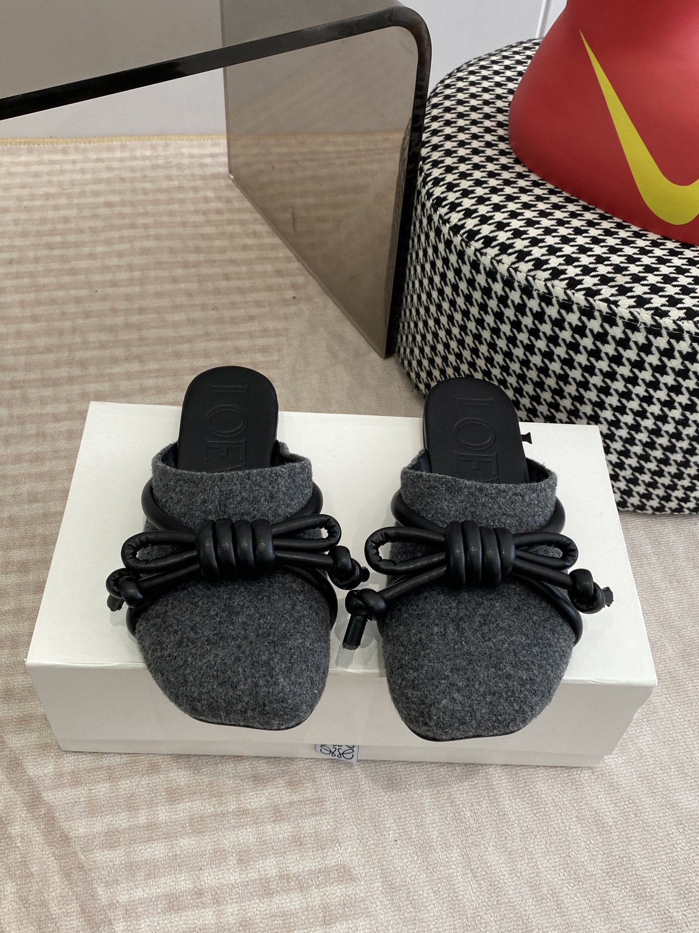 NO:759081,LOEWE/Loewe 26ss spring and summer new flat-soled retro half-pack slippers, loafers and loafers. Purchased in original form, the details are in place. This will be a trend-setting version, worth owning. It has a unique fashion-leading style, and it is highly recommended to stock up. The shoe shape is great, and the leather is soft. The back-stepping design is extremely comfortable, and it is very versatile when paired with dresses and leggings. Original imported material for the upper, sheepskin lining, outsole imported from Italy.  Size 35-39 (40.41.42 customized, non-refundable and non-exchangeable), semi-trailers, loewe, loewe, loafers, slippers, skirts, sheepskin19860909LOEWE/罗意威26ss春夏新款平底复古半包拖鞋乐福鞋懒人鞋 原版购入,细节把控到位.这将是引爆潮流的一款爆版,值得拥有.独具时尚潮流领先风格,强烈推荐备货购入 鞋型韵味超赞,皮质柔软.可后踩的设计舒适度极高,搭配连衣裙束脚工裤装非常百搭的一款 鞋面原版进口材质 内里羊皮内里 大底意大利进口真皮 码数35-39 (40.41.42定制不退不换),半拖,loewe,loewe,loafers,slippers,skirts,sheepskin,Women's Shoes