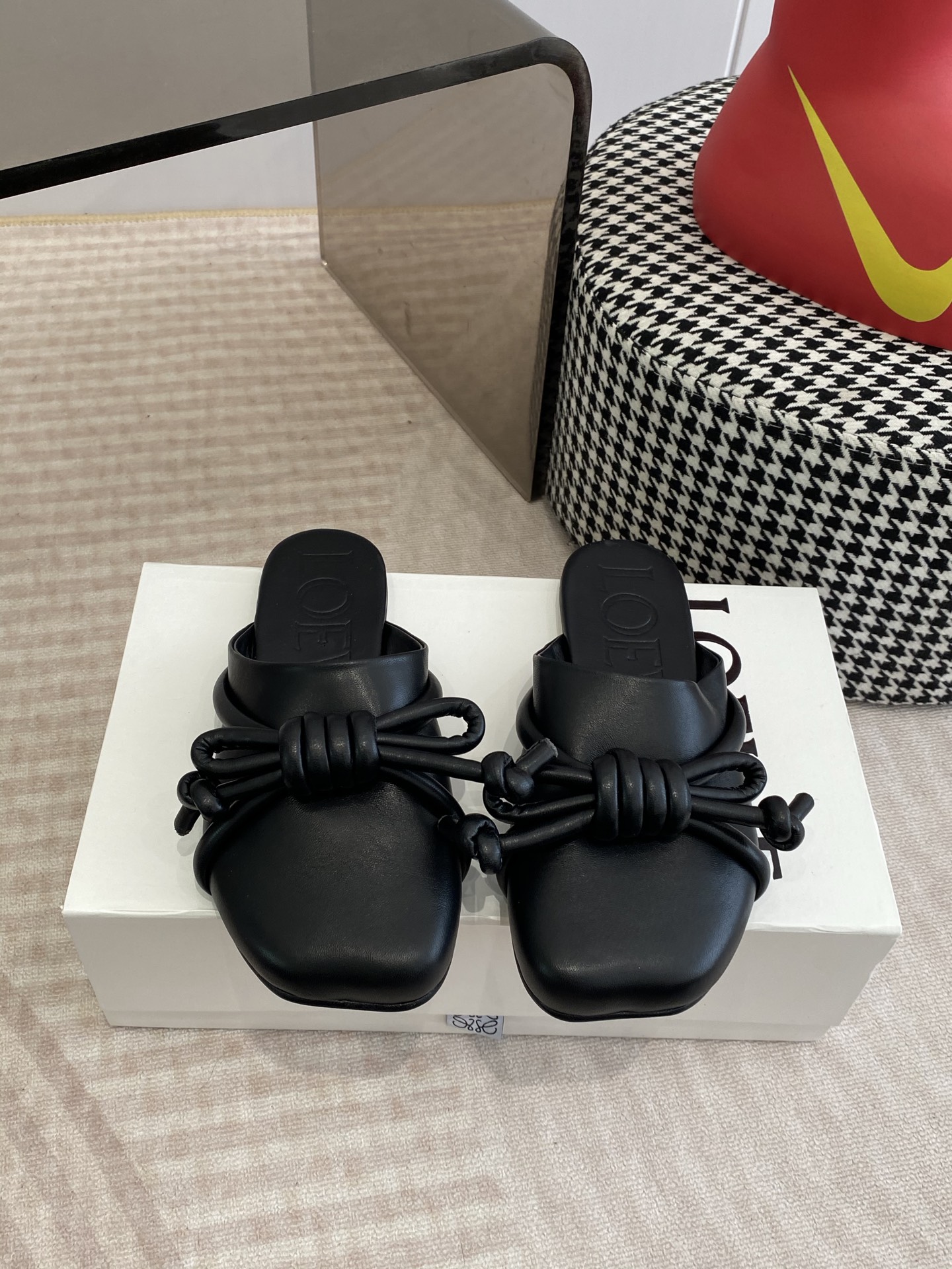 NO:759090,LOEWE/Loewei 26ss spring and summer new flat-soled retro half-pack slippers, loafers and loafers. Purchased as an original version, the details are in place. This will be a trend-setting version, worth owning. It has a unique fashion-leading style, and it is highly recommended to stock up. The shoe shape is great, and the leather is soft. The back-stepping design is extremely comfortable, and it is very versatile when paired with dresses and leggings. Original imported material for the upper, sheepskin lining, outsole imported from Italy.  Size 35-39 (40.41.42 customized, non-refundable and non-exchangeable), semi-trailers, loewe, loewe, loafers, slippers, skirts, sheepskin19860909LOEWE/罗意威 26ss春夏新款平底复古半包拖鞋乐福鞋懒人鞋 原版购入,细节把控到位.这将是引爆潮流的一款爆版,值得拥有.独具时尚潮流领先风格,强烈推荐备货购入 鞋型韵味超赞,皮质柔软.可后踩的设计舒适度极高,搭配连衣裙束脚工裤装非常百搭的一款 鞋面原版进口材质 内里羊皮内里 大底意大利进口真皮 码数35-39 (40.41.42定制不退不换),半拖,loewe,loewe,loafers,slippers,skirts,sheepskin,Women's Shoes