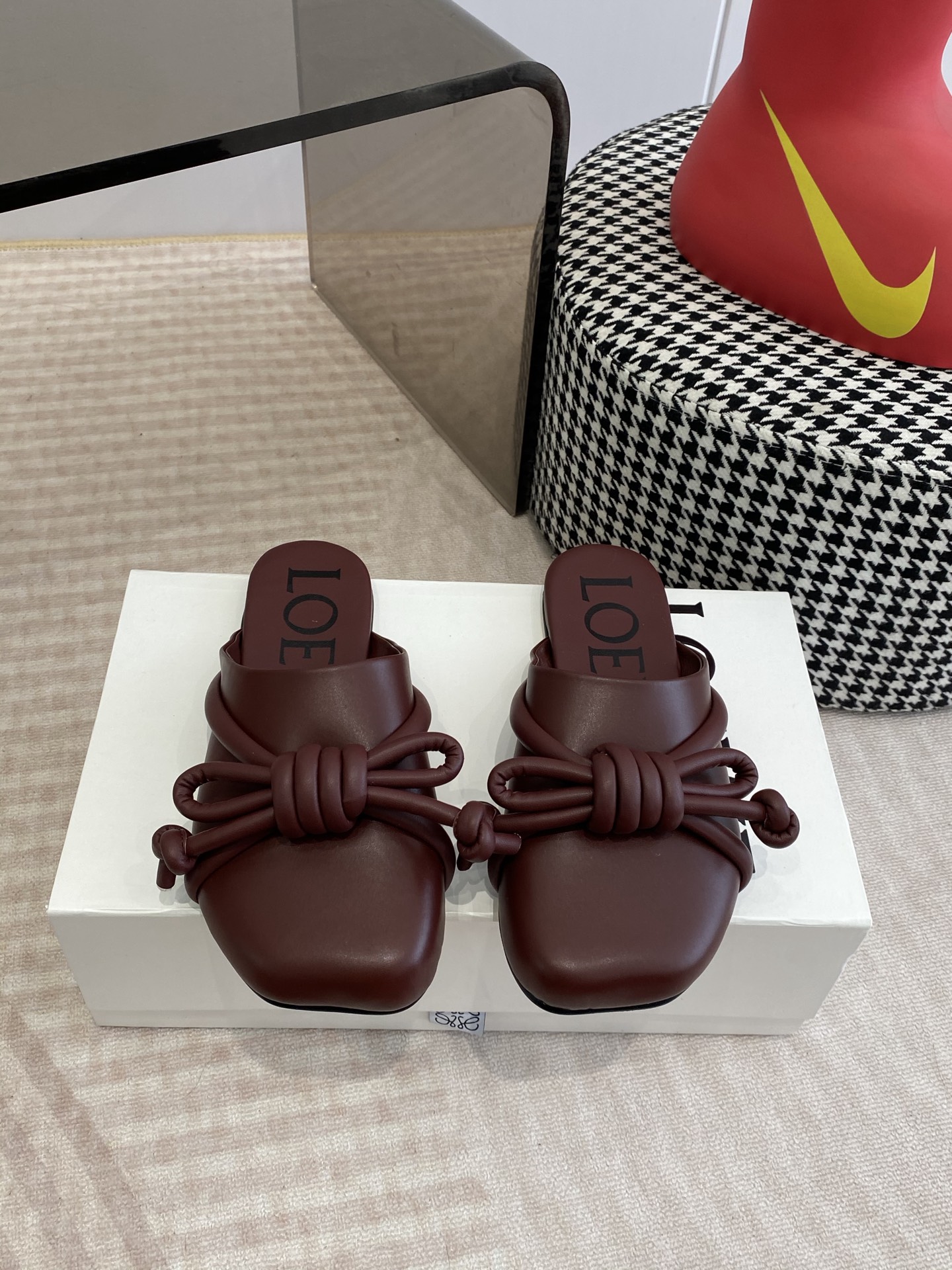 NO:747341,LOEWE/Loewe F036 26ss new spring and summer flat-soled retro half-pack slippers, loafers and lazy shoes. Purchased as an original version, the details are in place. This will be a trend-setting version, worth owning. It has a unique fashion-leading style, and it is highly recommended to stock up. The shoe shape is great, and the leather is soft. The design that can be stepped on is extremely comfortable, and it is very versatile when paired with dresses and trousers. Original imported material for the upper, sheepskin lining for the lining  Outsole imported genuine leather from Italy, size 35-39 (40.41.42 customized, non-refundable and non-exchangeable), semi-trailer, loewe, loewe, loafers, slippers, skirts, sheepskin19860909LOEWE/罗意威F036 26ss春夏新款平底复古半包拖鞋乐福鞋懒人鞋 原版购入,细节把控到位.这将是引爆潮流的一款爆版,值得拥有.独具时尚潮流领先风格,强烈推荐备货购入 鞋型韵味超赞,皮质柔软.可后踩的设计舒适度极高,搭配连衣裙束脚工裤装非常百搭的一款 鞋面原版进口材质 内里羊皮内里 大底意大利进口真皮 码数35-39 (40.41.42定制不退不换),半拖,loewe,loewe,loafers,slippers,skirts,sheepskin,Women's Shoes