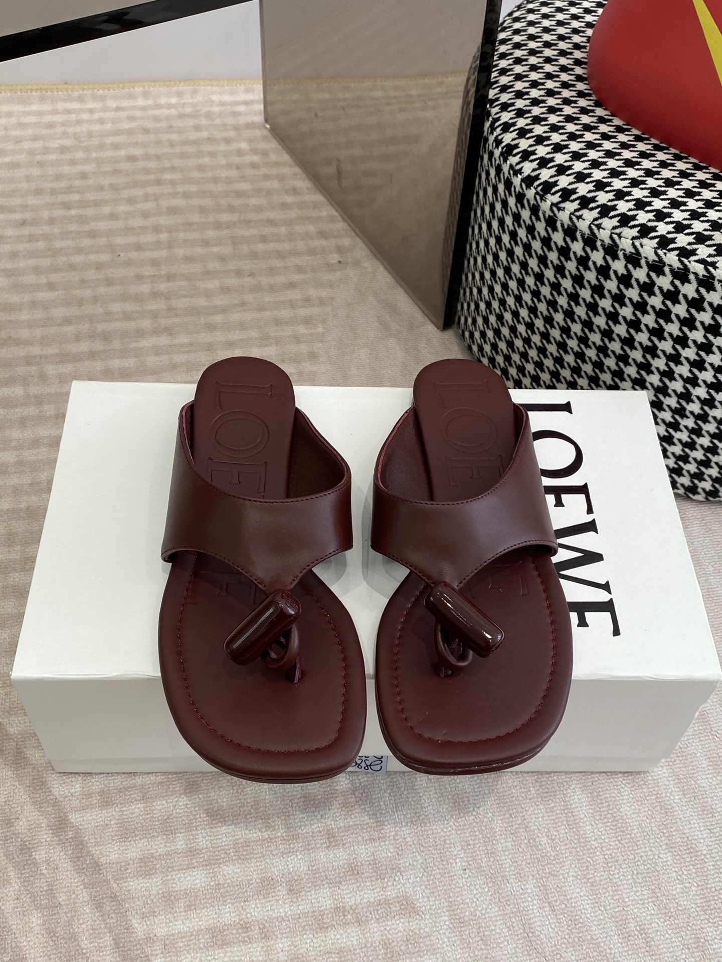 NO:747339,LOEWE 26 2026 Spring and Summer New Products Toggle Flat Buckle Flip-Flop Slippers —————————— LOEWE, as the most popular designer brand in the past two years, has simple design, clever details, fresh and refined!  If you don’t want to hit the streets, you can check out this brand. It is relatively niche but is so easy to match. You can see this brand everywhere on Instagram and Xiaohongshu!  BS original one-to-one customization, original specific hybrid sheepskin upper, imported sheepskin lining, original molded outsole, customized non-slip outsole, high flat heel, code number 35-39 (40.41. Customized, non-returnable), split-toe shoes, loewe, loewe, slippers, sheepskin19860909LOEWE 罗意威 26 2026春夏新品 Toggle 平底扣环夹脚拖鞋 ————————— LOEWE作为这两年最受欢迎的设计师牌,设计简单、细节巧妙、清新脱俗！ 不想满大街撞款的可以看看这个品牌,比较小众却又是那么好搭配,ins、小红书随处可见这个品牌的身影 ！BS原版一比一定制 鞋面原版特定混种羊皮 内里进口羊皮 大底原版开模定制防滑大底 跟高平底 码数35-39（40.41.定制不退换）,分趾鞋,loewe,loewe,slippers,sheepskin,Women's Shoes