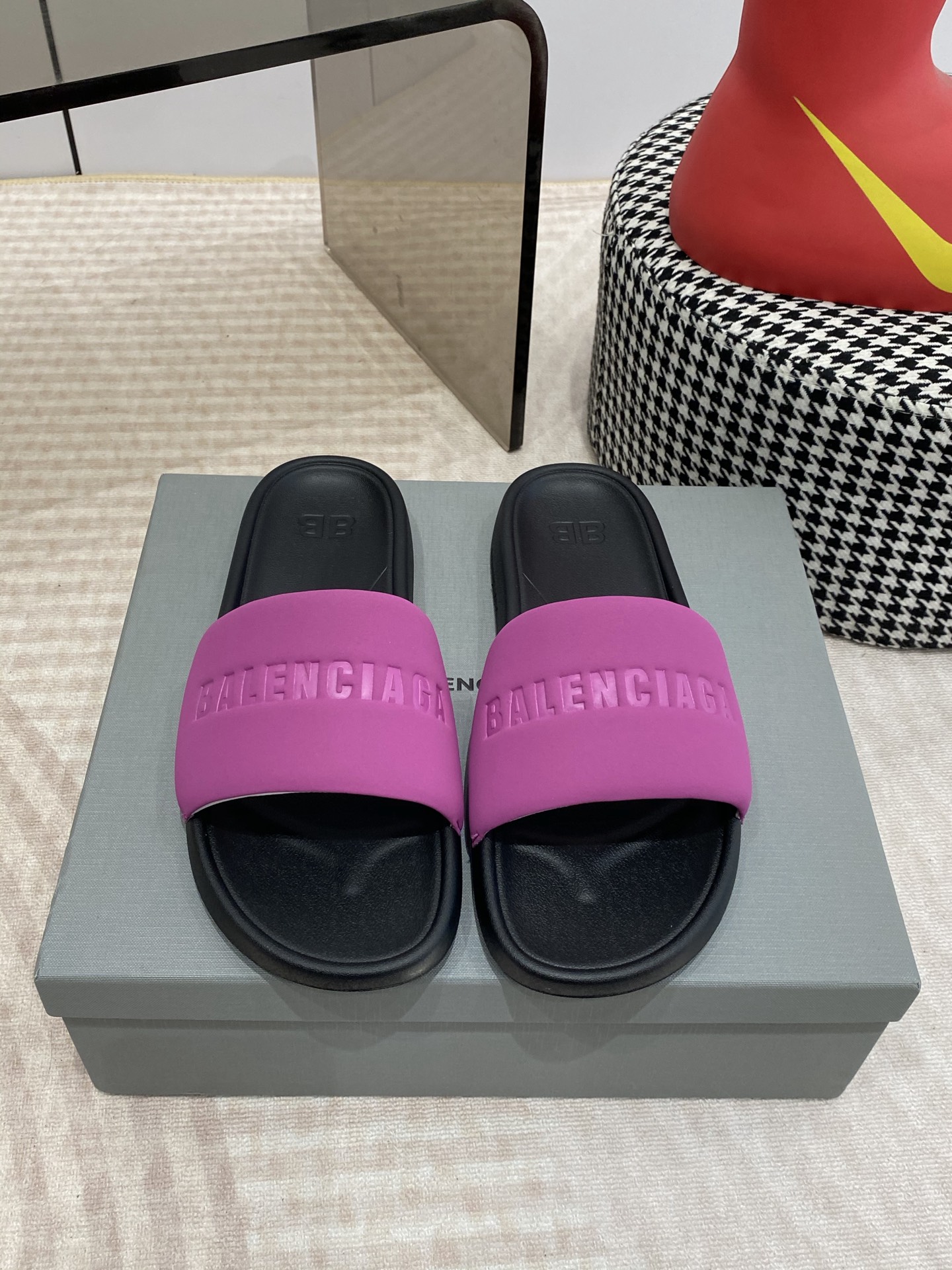 NO:759121,BALENCIAGA26ss spring and summer beach slippers series are out of stock in domestic and foreign stores. I searched all the domestic stores and finally got it. I was so surprised when I first opened the box and saw the actual product. I liked it so much that I called on my girlfriends to form a group to buy it. The beach slippers were so popular that they were named by major bloggers. I really love them. They are invincible and beautiful on the feet. There are literally thousands of combinations. You can wear them casually and securely. The Velcro fasteners are very convenient to wear.  For various wearing occasions, this series is now on sale!  Original rubber material, exclusive molding and customized logo, ultra-light foam outsole Size#36-42 (40 41 42 customized, non-refundable), slippers, balenciaga, slippers19860909BALENCIAGA26ss 春夏沙滩拖鞋 系列 国内国外专柜断货王,找遍国内专柜心心念念终于到手 第一眼开箱看到实物让我太惊讶了,太喜欢了呼吁闺蜜们组团购买疯抢度蹭蹭蹭上涨 被各大博主点名沙滩拖鞋真的是超级爱了,上脚无敌好看简直万种搭配,随意穿搭拿捏的稳稳的,魔术贴f穿着非常方便 hold的各种穿搭场合,本系列现已登陆发售！ 原厂橡胶材料 独家开模定制logo 超轻发泡大底 Size#36-42（40 41 42订做不退换）,拖鞋,balenciaga,slippers,Women's Shoes