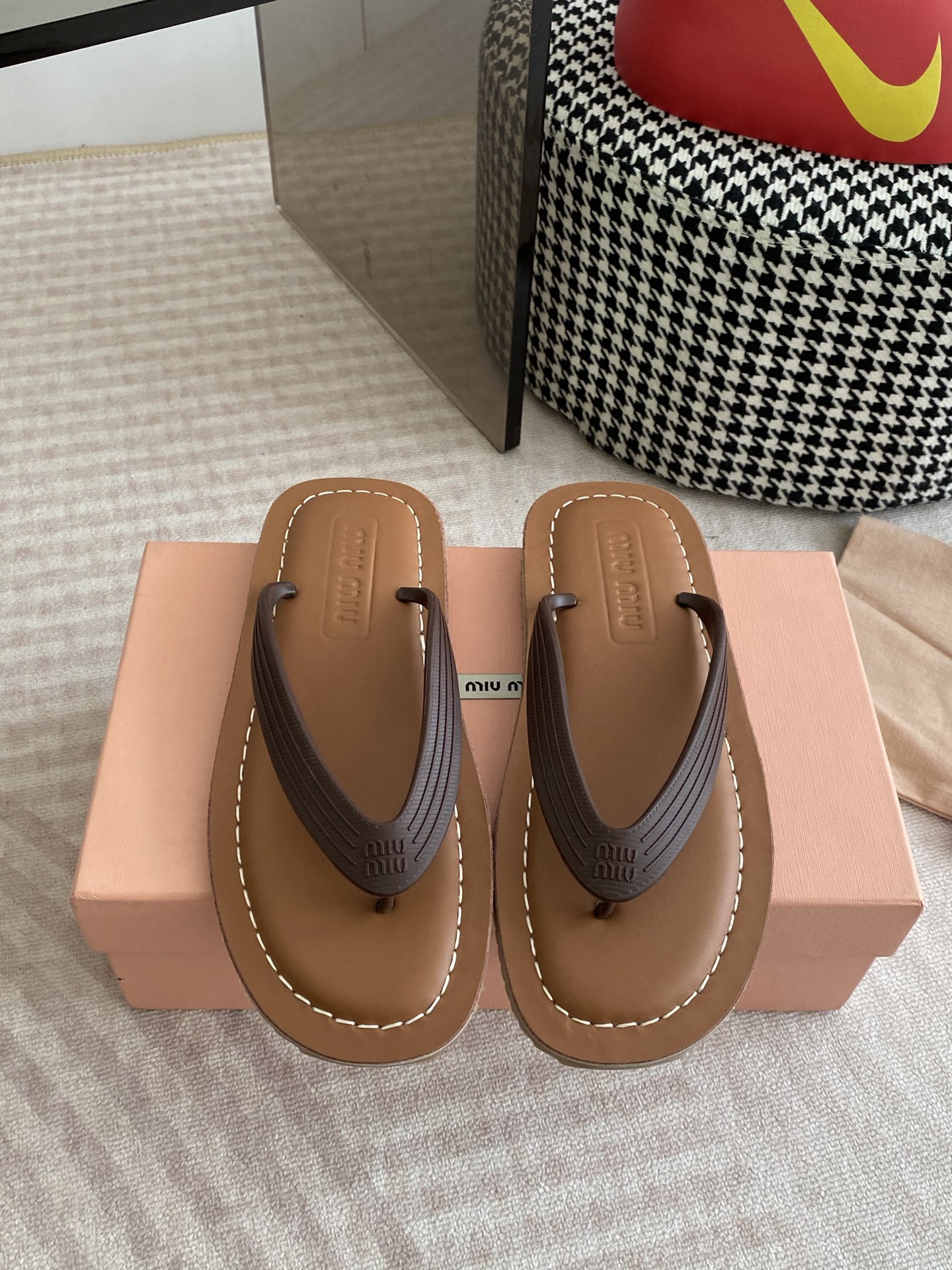 NO:781131,Miu Miu 26ss Spring and Summer Catwalk Style Flip-Toe Sandals Latest Style Flip-Toe Logo Women's Summer Slippers, made of full-body cowhide material, soft and soft on the upper foot, skin-friendly, soft and comfortable, gorgeous craftsmanship creates exquisite three-dimensional texture, reinterpreting the classic aesthetics of sandals. The iconic metal lettering logo decorates the upper, adding a distinctive style, the leather sole and covered heel design make you comfortable to walk  The upper is imported authentic one-to-one rubber, the lining is all sheepskin, the outsole is original molded outsole Size #35-43 (41.2.3 custom-made, non-refundable), split-toe shoes, miumiu, sandals, slippers, cowhide, sheepskin19860909Miu Miu 26ss 春夏季走秀款 夹趾凉鞋 最新款 夹趾徽标 女士夏季拖鞋 ,全胎牛皮 材质 ,上脚软软绵绵的 , 亲肤柔软舒适 ,华美工艺营造精致的立体纹理质感,重释凉鞋的经典美学 标志性的金属刻字徽标装点鞋面,平添鲜明格调,皮革鞋底与包覆式鞋跟设计令人舒心起行 鞋面进口正品一比一橡胶 内里垫脚全羊皮 大底原版开模大底 Size#35-43（41.2.3订做不退换）,分趾鞋,miumiu,sandals,slippers,cowhide,sheepskin,Women's Shoes