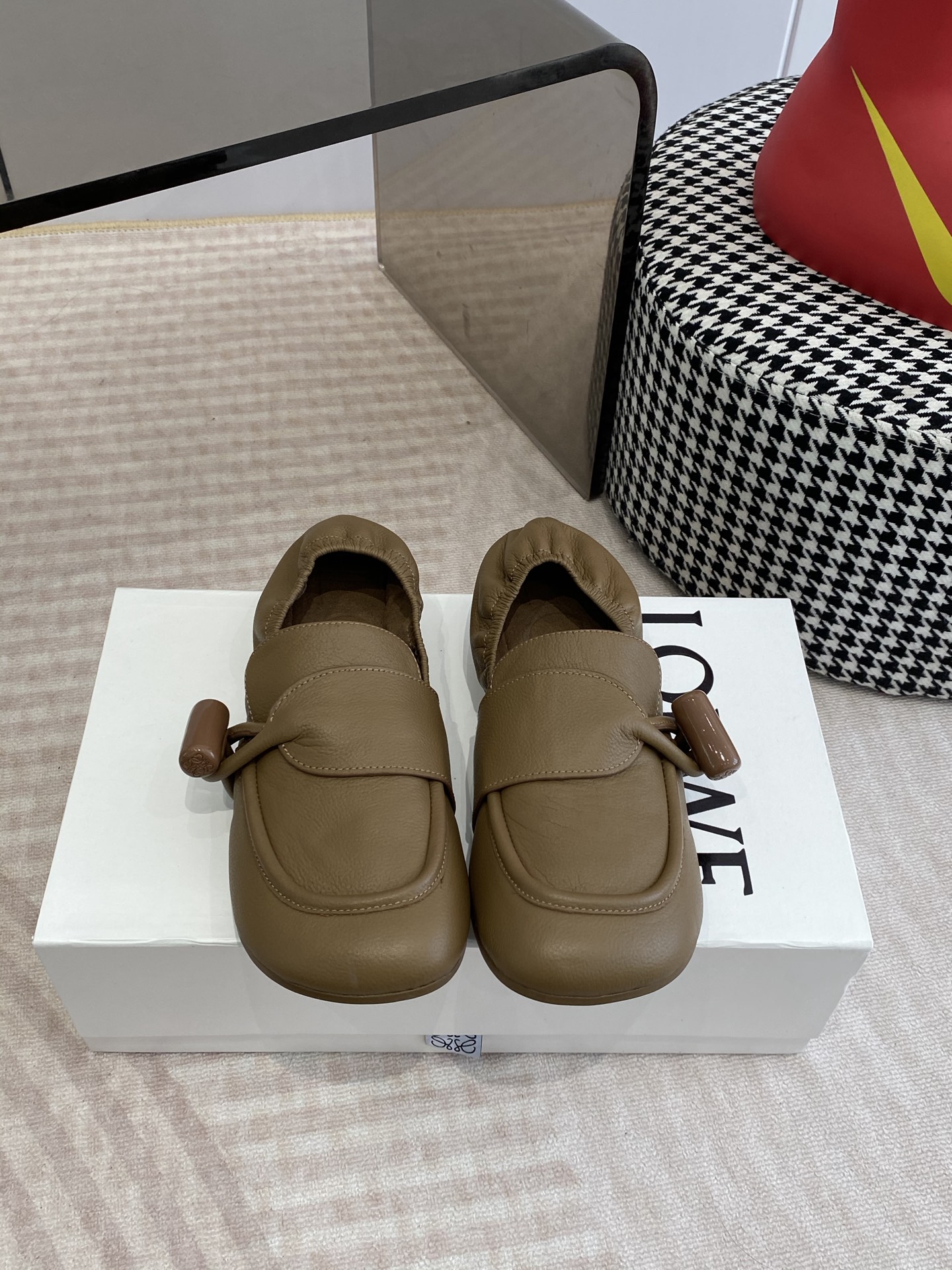 NO:901029,LOEWE 26 2026 Spring and Summer New Products Toggle Flat Buckle Loafers ————————— LOEWE, as the most popular designer brand in the past two years, has simple design, clever details, fresh and refined!  If you don’t want to hit the streets with random styles, you can check out this brand. It’s relatively niche but is so easy to match. You can see this brand everywhere on Instagram and Xiaohongshu!  BS original one-to-one customized upper, original specific mixed sheepskin, imported sheepskin lining, original molded outsole, custom-made non-slip outsole, high flat heel, size 35-39 (40.41. Customized, non-returnable), loafers, loewe, loewe, loafers, sheepskin19860909LOEWE 罗意威 26 2026春夏新品 Toggle 平底扣环乐福鞋 ————————— LOEWE作为这两年最受欢迎的设计师牌,设计简单、细节巧妙、清新脱俗！ 不想满大街撞款的可以看看这个品牌,比较小众却又是那么好搭配,ins、小红书随处可见这个品牌的身影 ！BS原版一比一定制 鞋面原版特定混种羊皮 内里进口羊皮 大底原版开模定制防滑大底 跟高平底 码数35-39（40.41.定制不退换）,乐福鞋,loewe,loewe,loafers,sheepskin,Women's Shoes